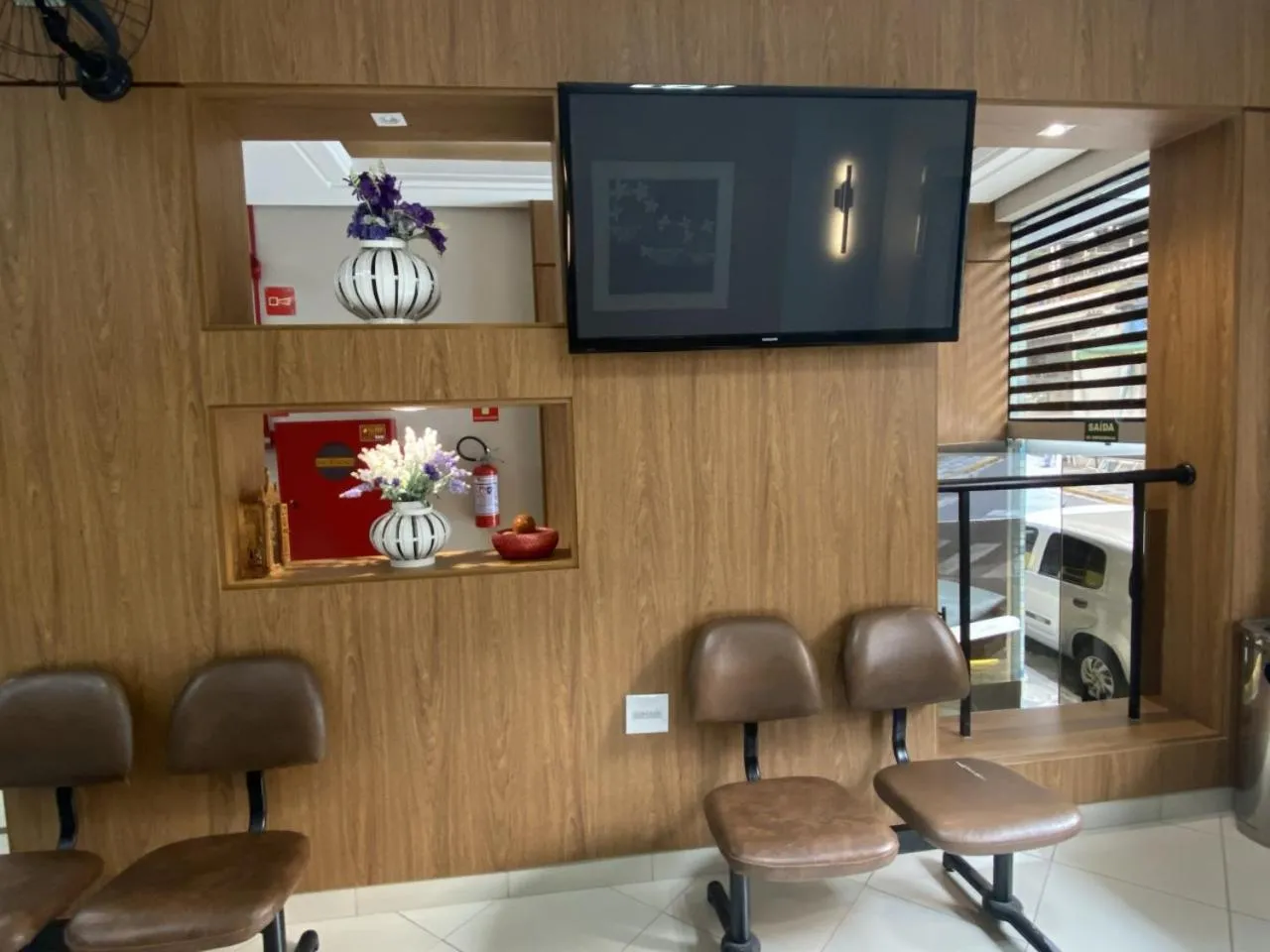 Communal lounge/ TV room in Colina Park Hotel