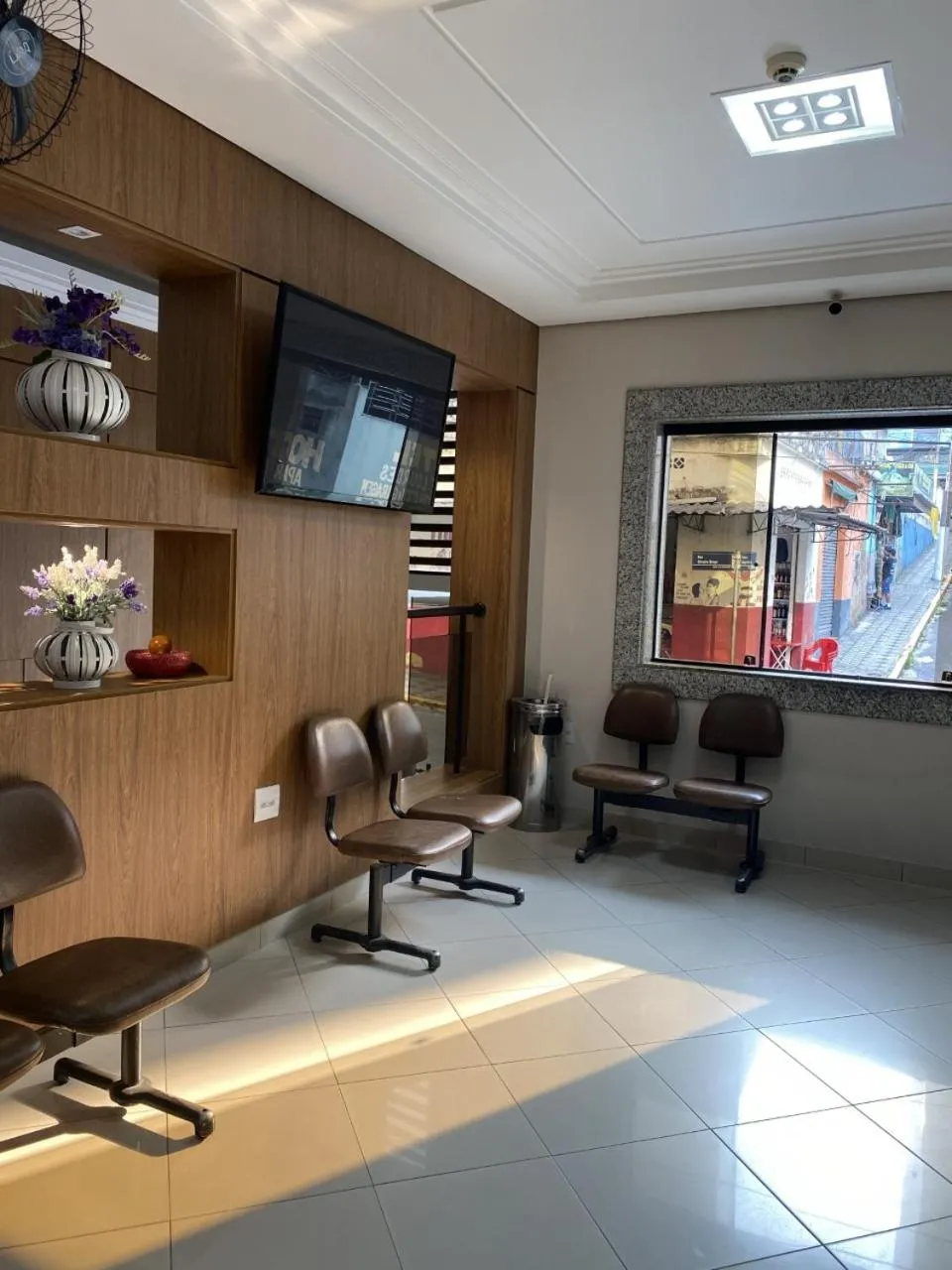 Communal lounge/ TV room in Colina Park Hotel