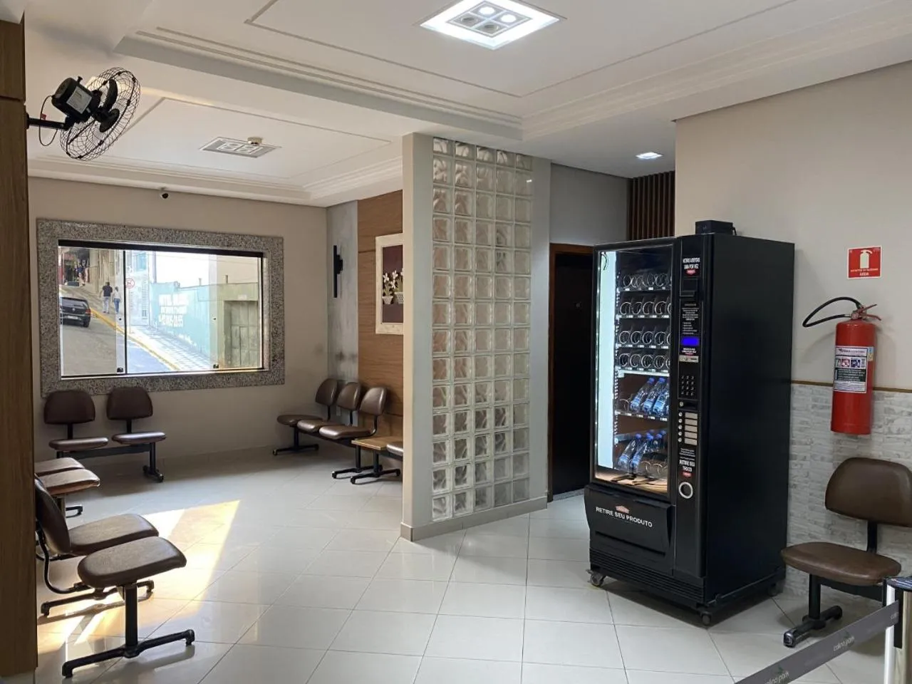 Communal lounge/ TV room in Colina Park Hotel