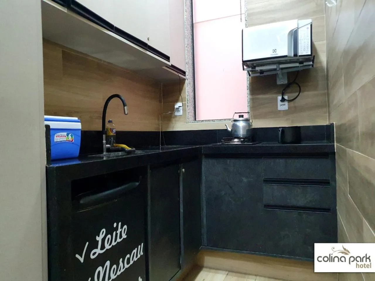 Communal kitchen in Colina Park Hotel