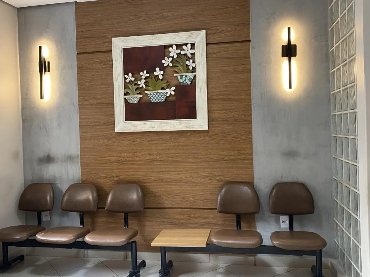 Communal lounge/ TV room in Colina Park Hotel