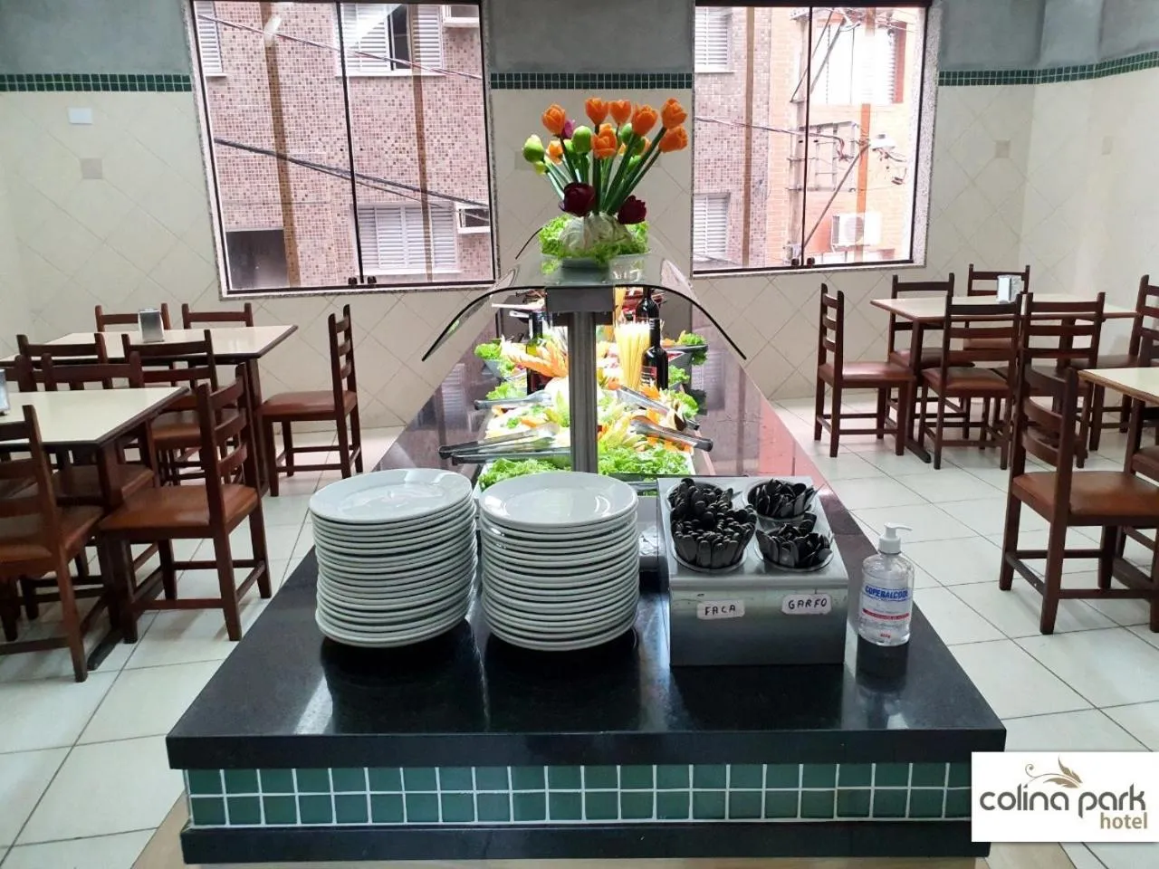 Restaurant/places to eat in Colina Park Hotel