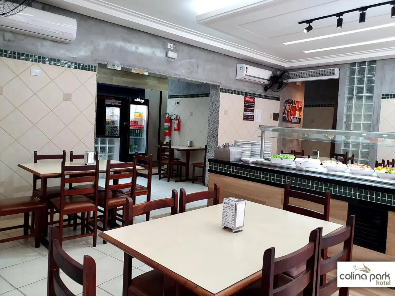 Restaurant/places to eat in Colina Park Hotel