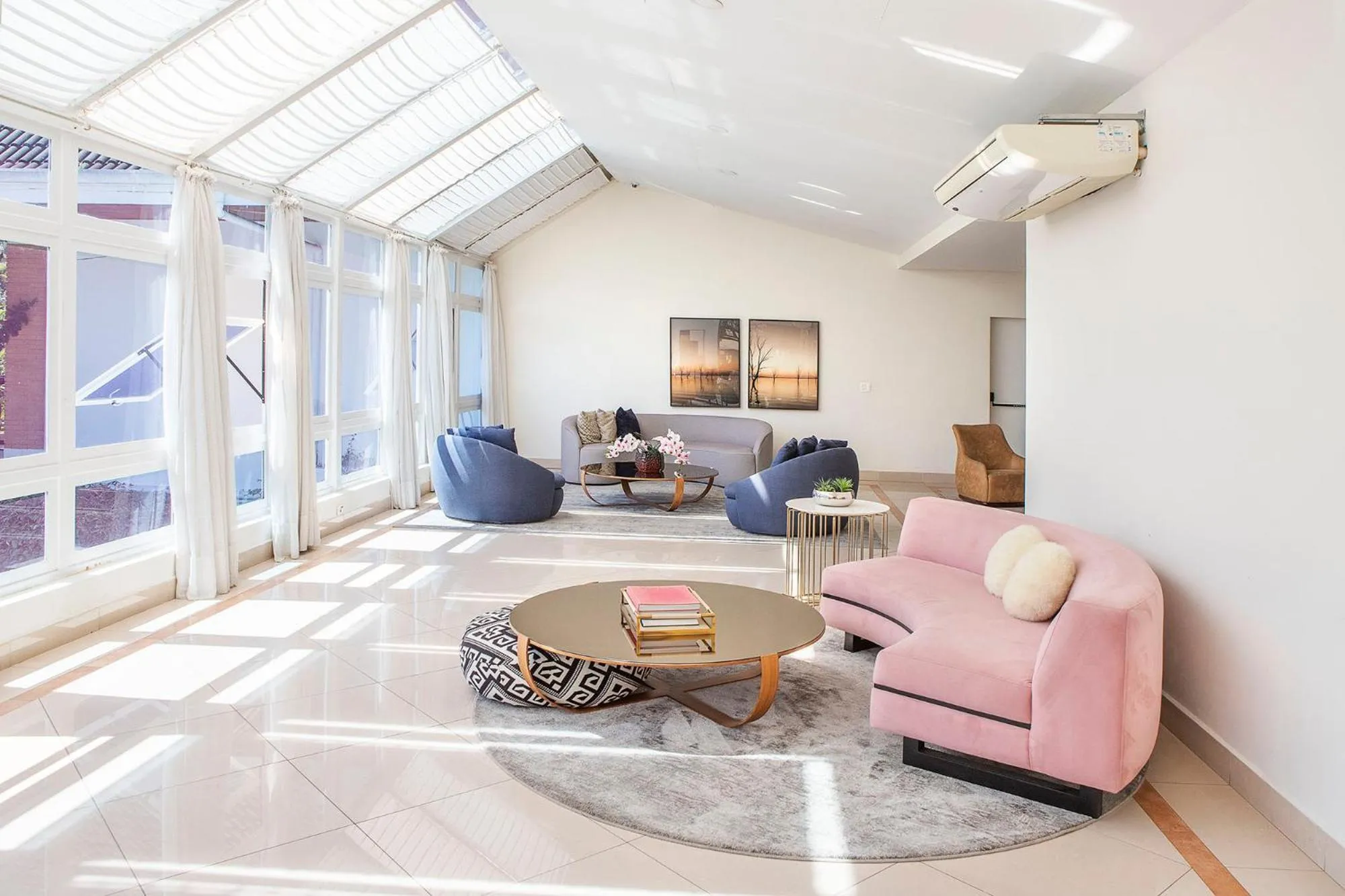 Communal lounge/ TV room in Hotel Estoril