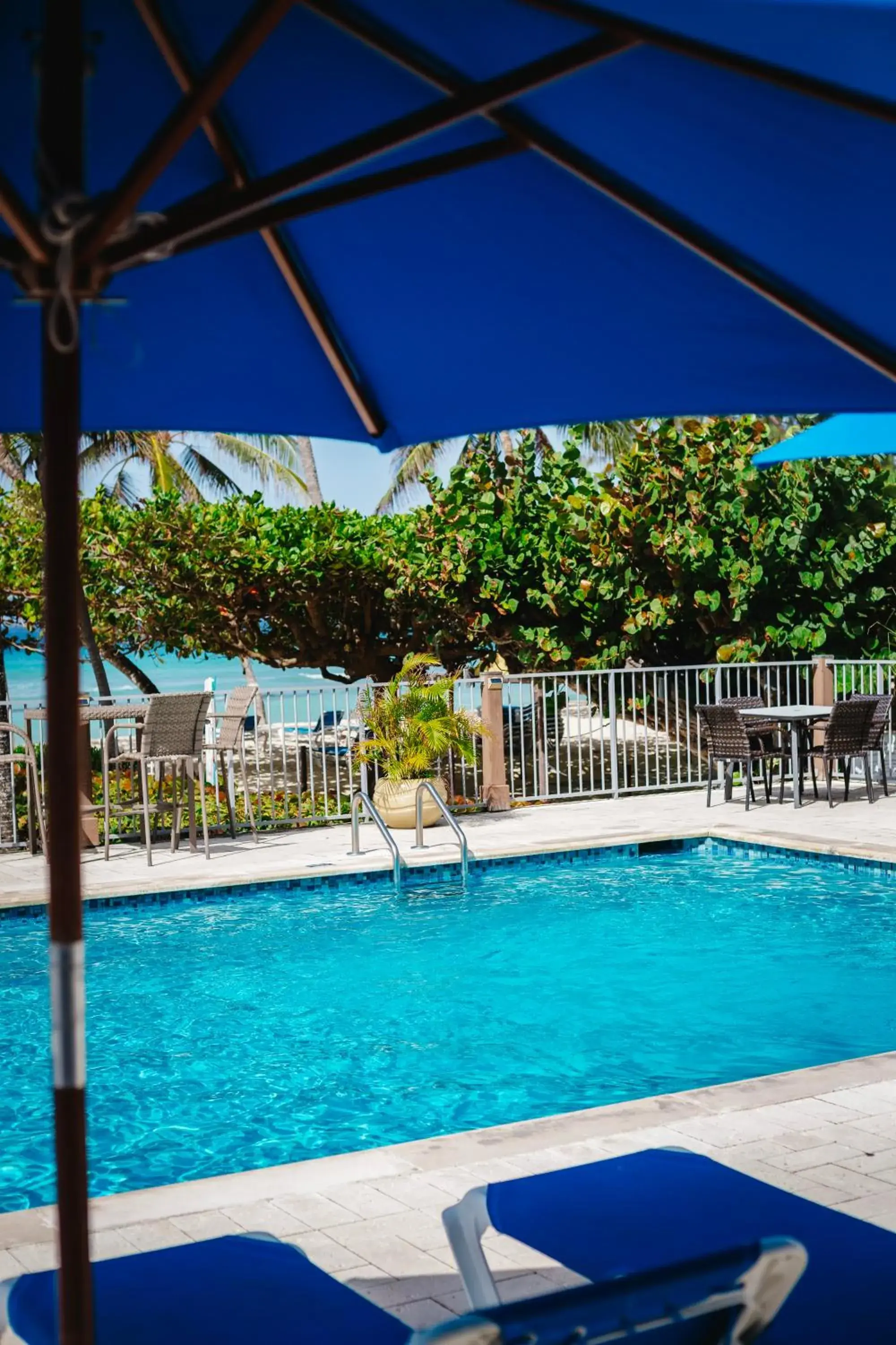 Swimming pool in Coconut Court Beach Hotel Swimming pool in Coconut Court Beach Hotel