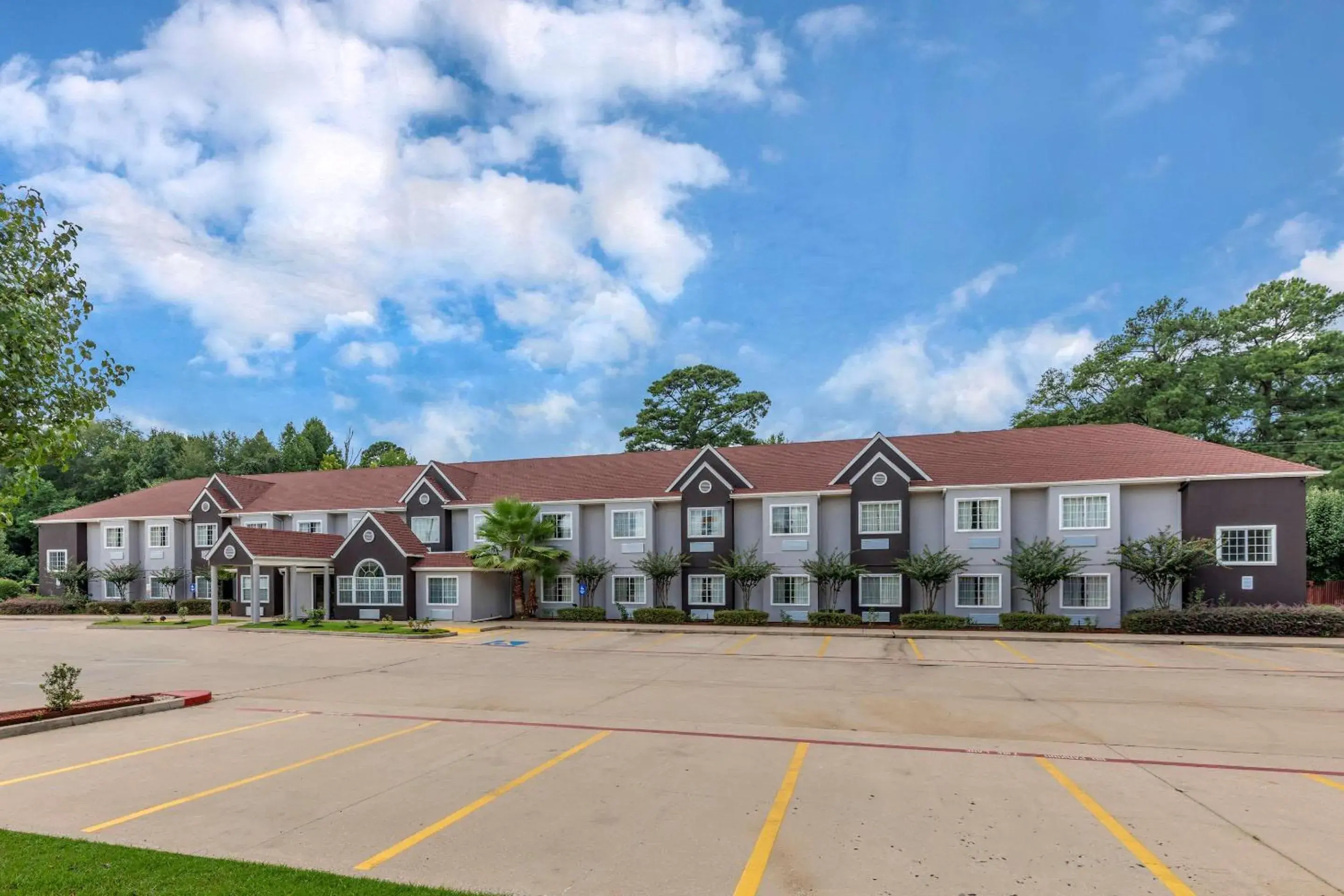 Property building in Quality Inn & Suites Longview I-20 Property building in Quality Inn & Suites Longview I-20