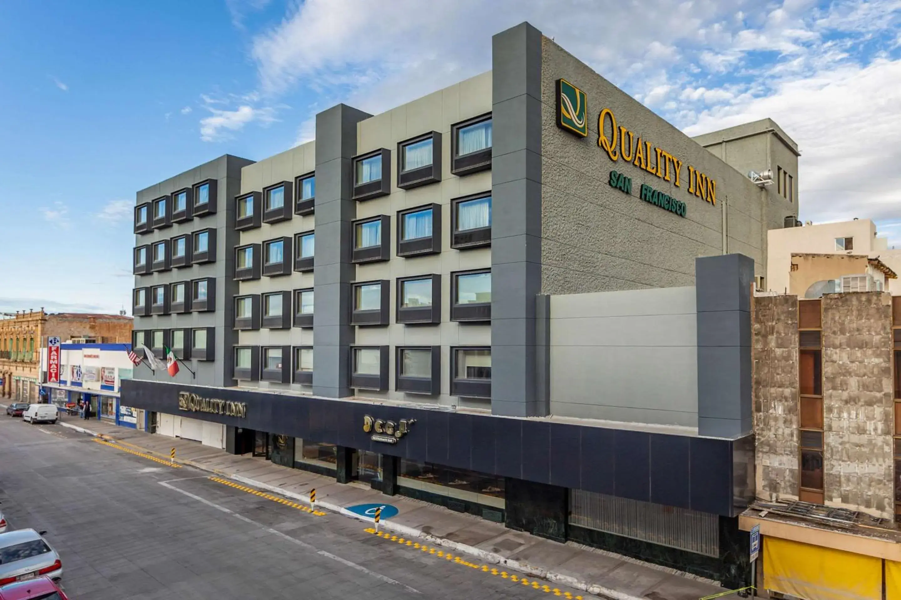 Property building in Quality Inn Chihuahua San Francisco Property building in Quality Inn Chihuahua San Francisco
