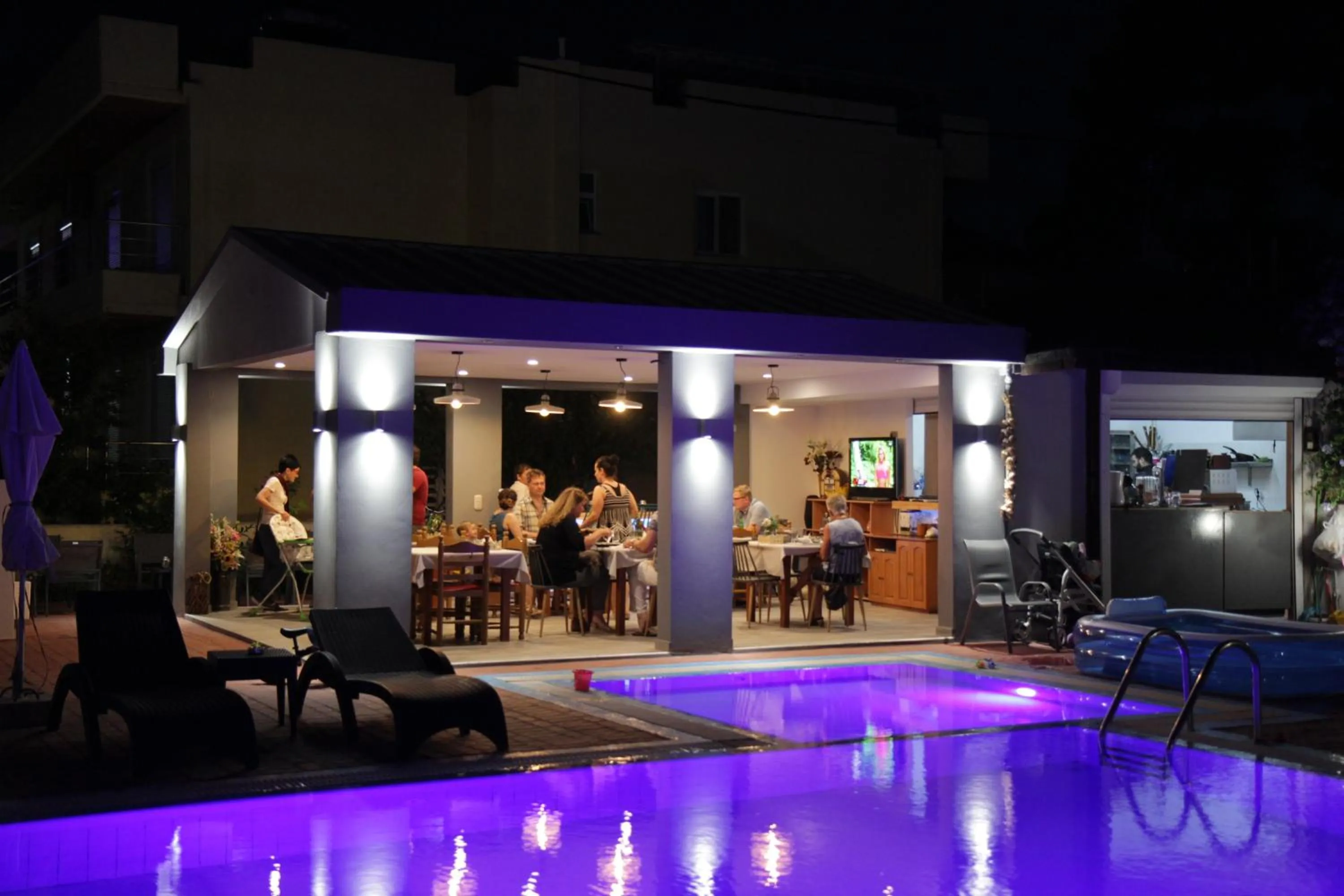 Restaurant/places to eat in Platoni Elite Villas