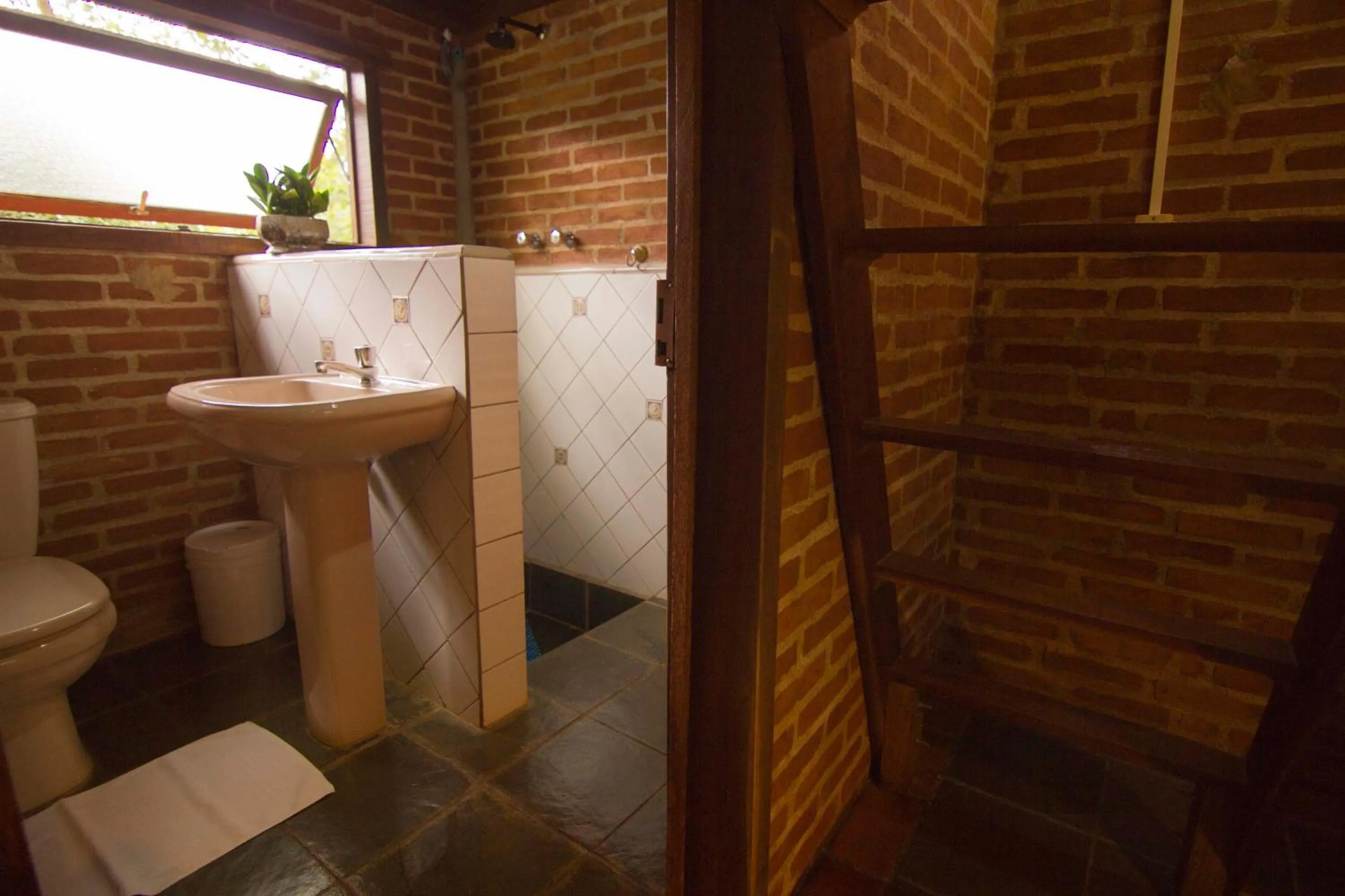 Shower in Pousada Canto da Lua