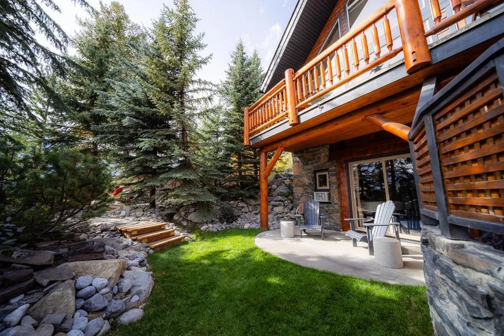 Property building in A Bear and Bison Country Inn