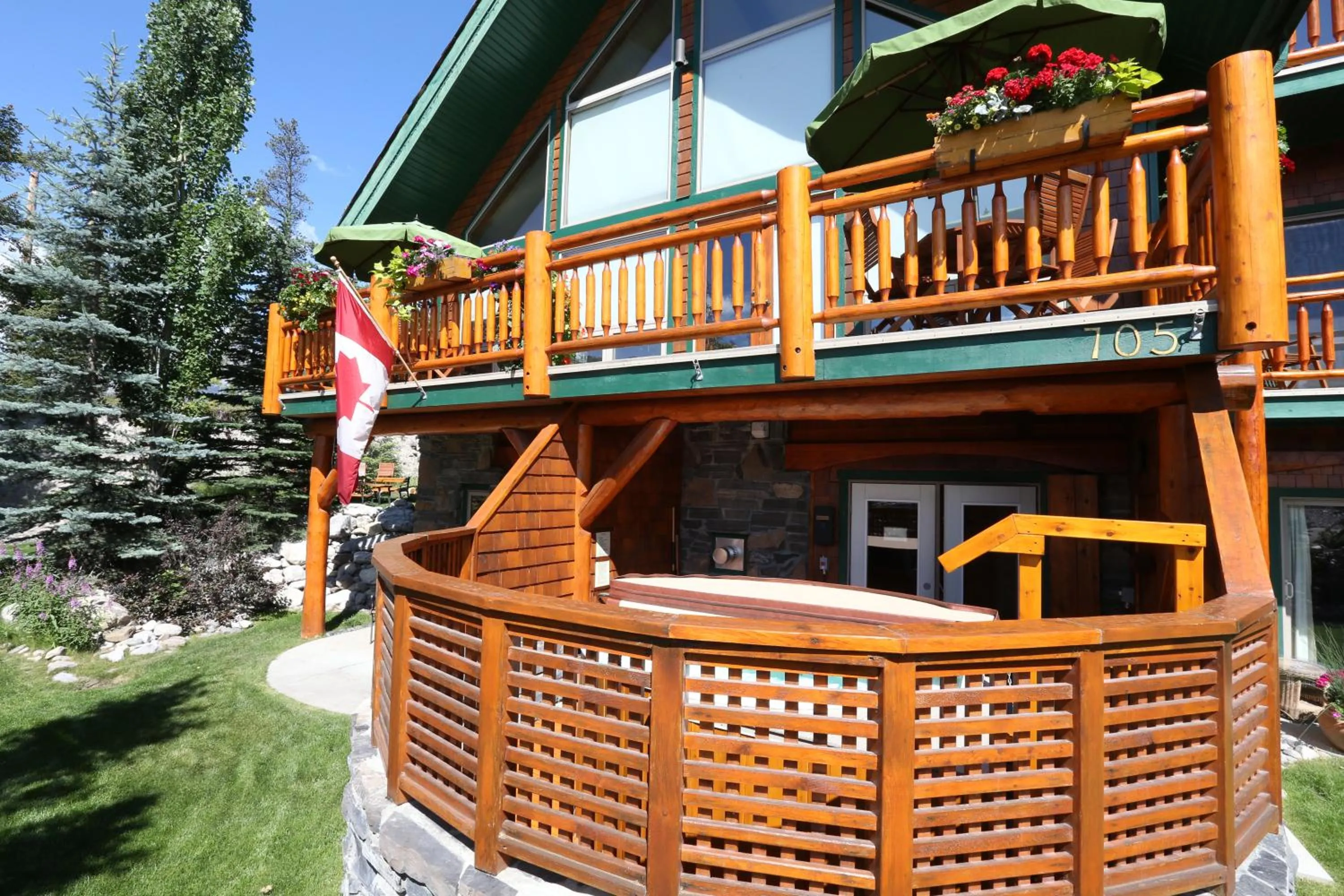 Hot Tub in A Bear and Bison Country Inn