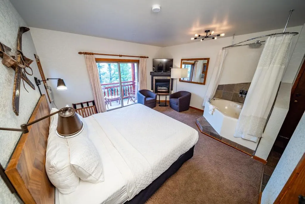 Bedroom, Bed in A Bear and Bison Country Inn