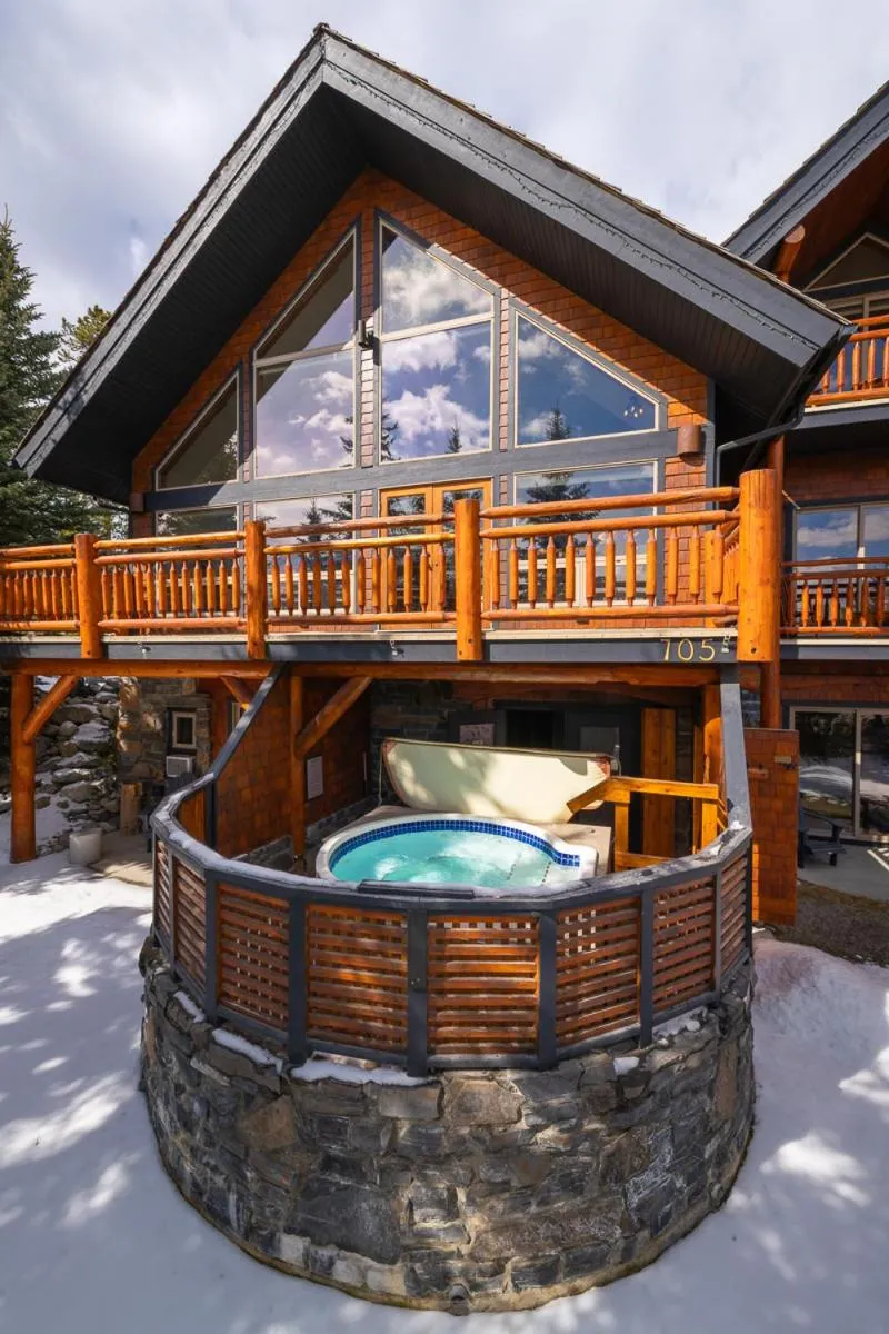 Hot Tub in A Bear and Bison Country Inn