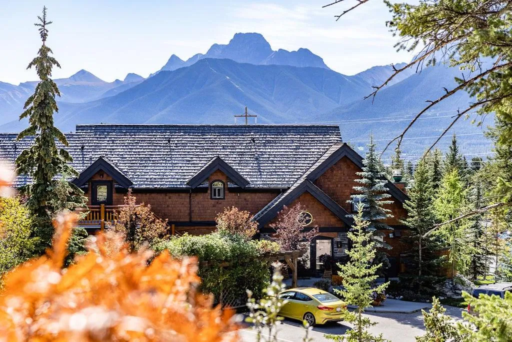 Property building in A Bear and Bison Country Inn