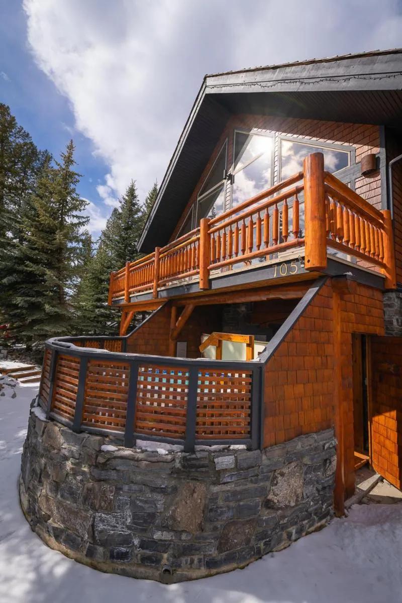 Property building in A Bear and Bison Country Inn