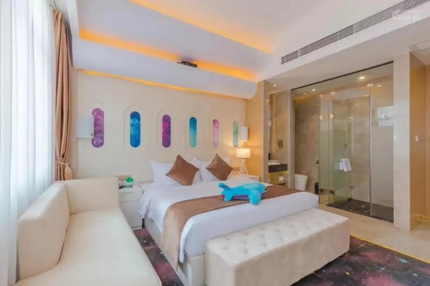 Shower, Bed in Taishan He Style Hotel