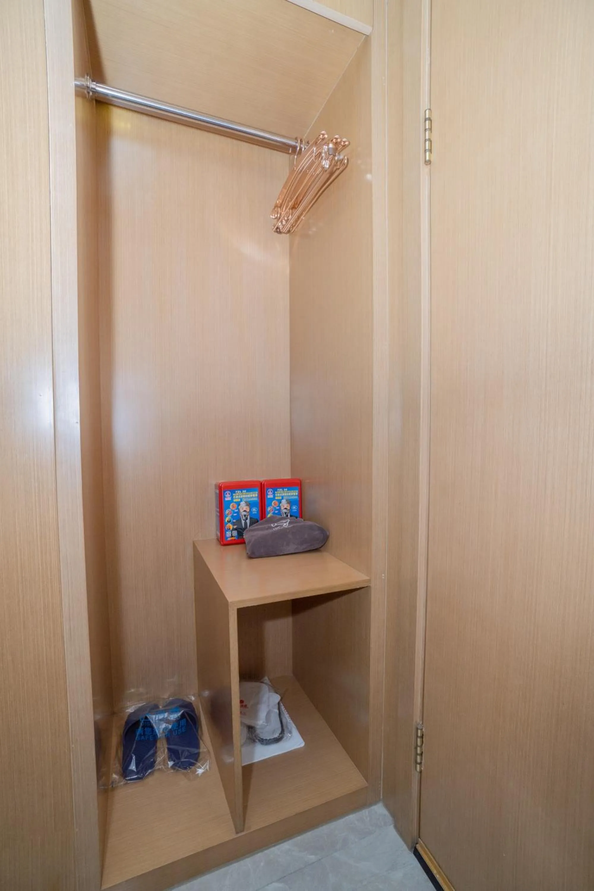 wardrobe in Taishan He Style Hotel