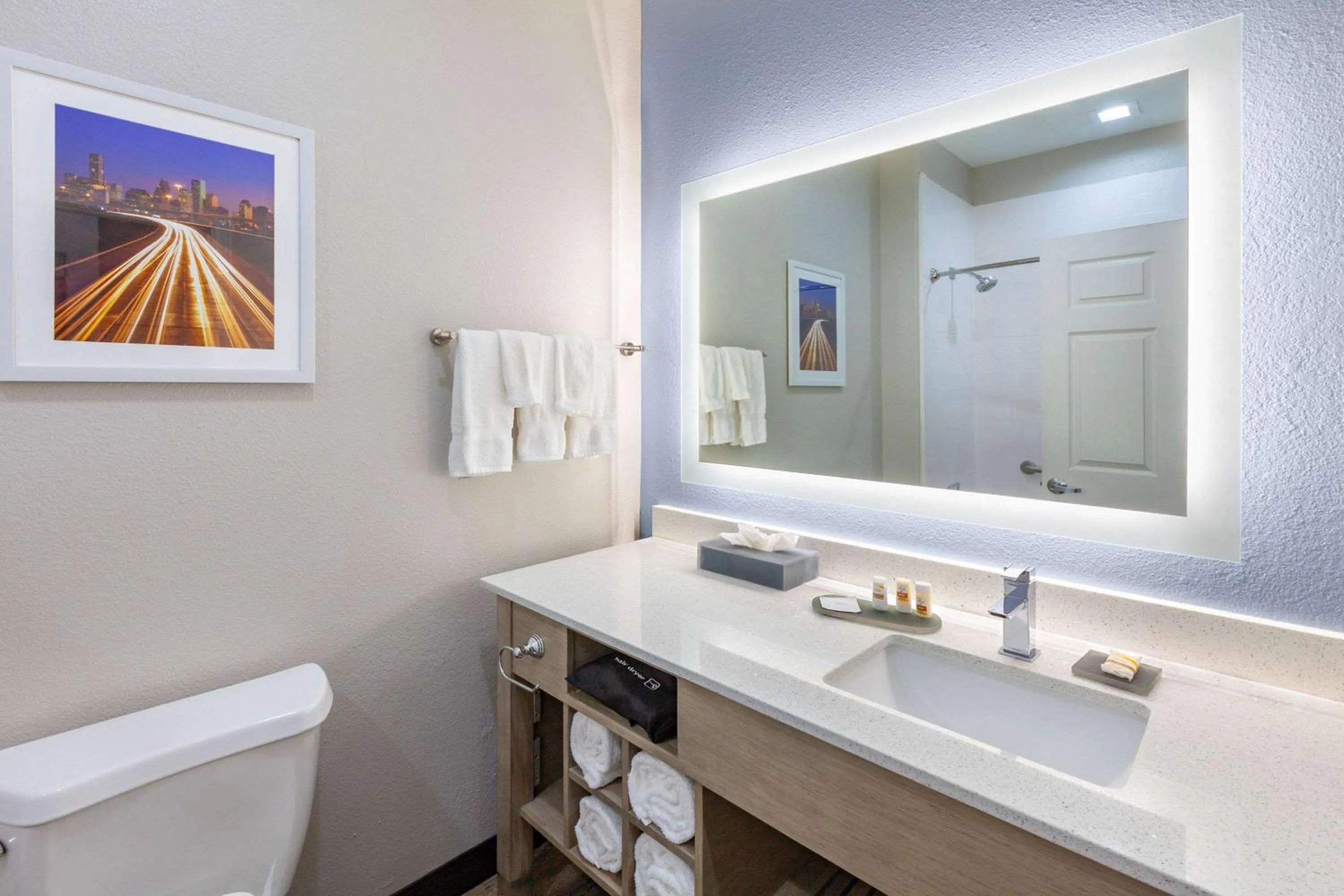 Bathroom in La Quinta by Wyndham Houston Channelview