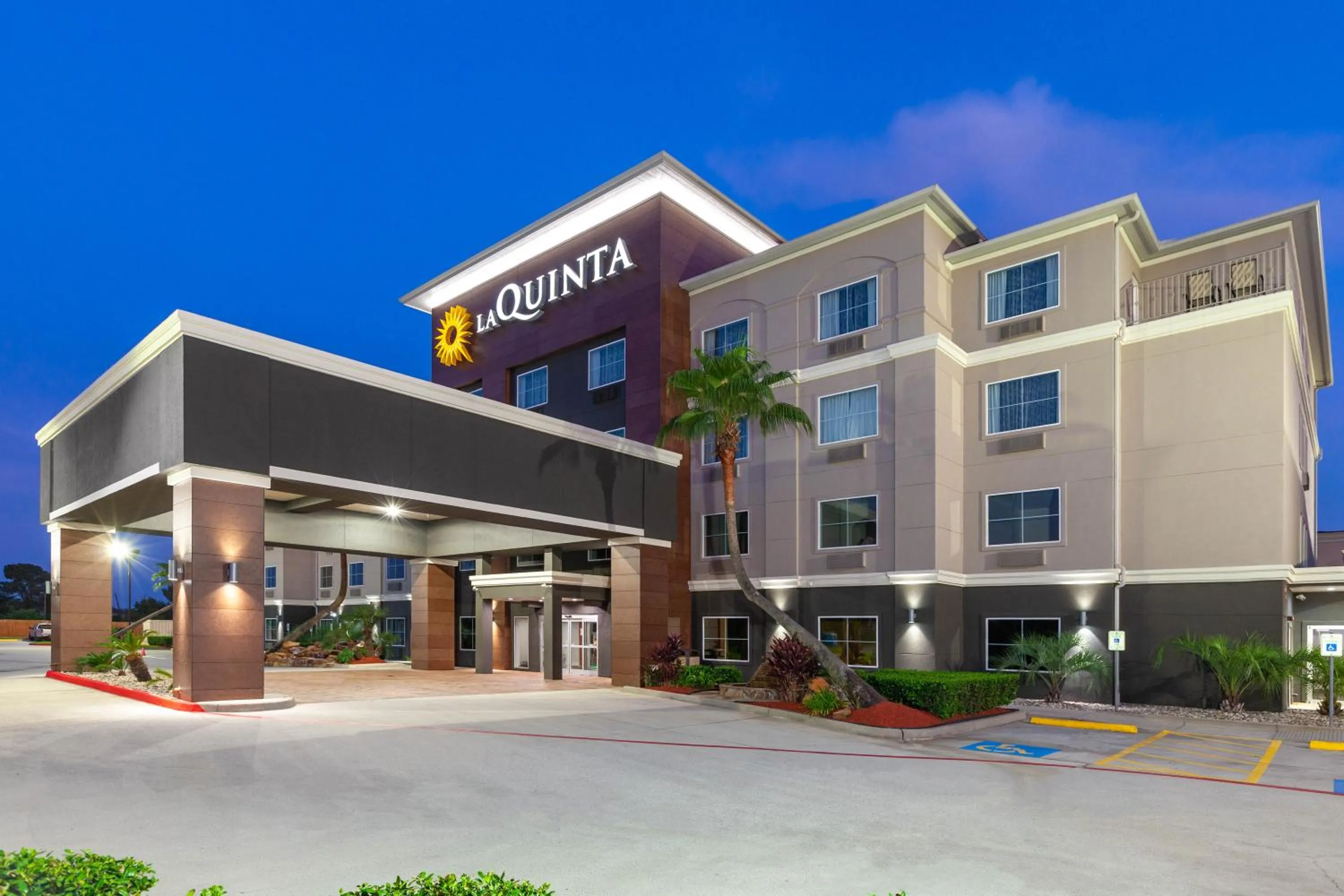 Property building in La Quinta by Wyndham Houston Channelview