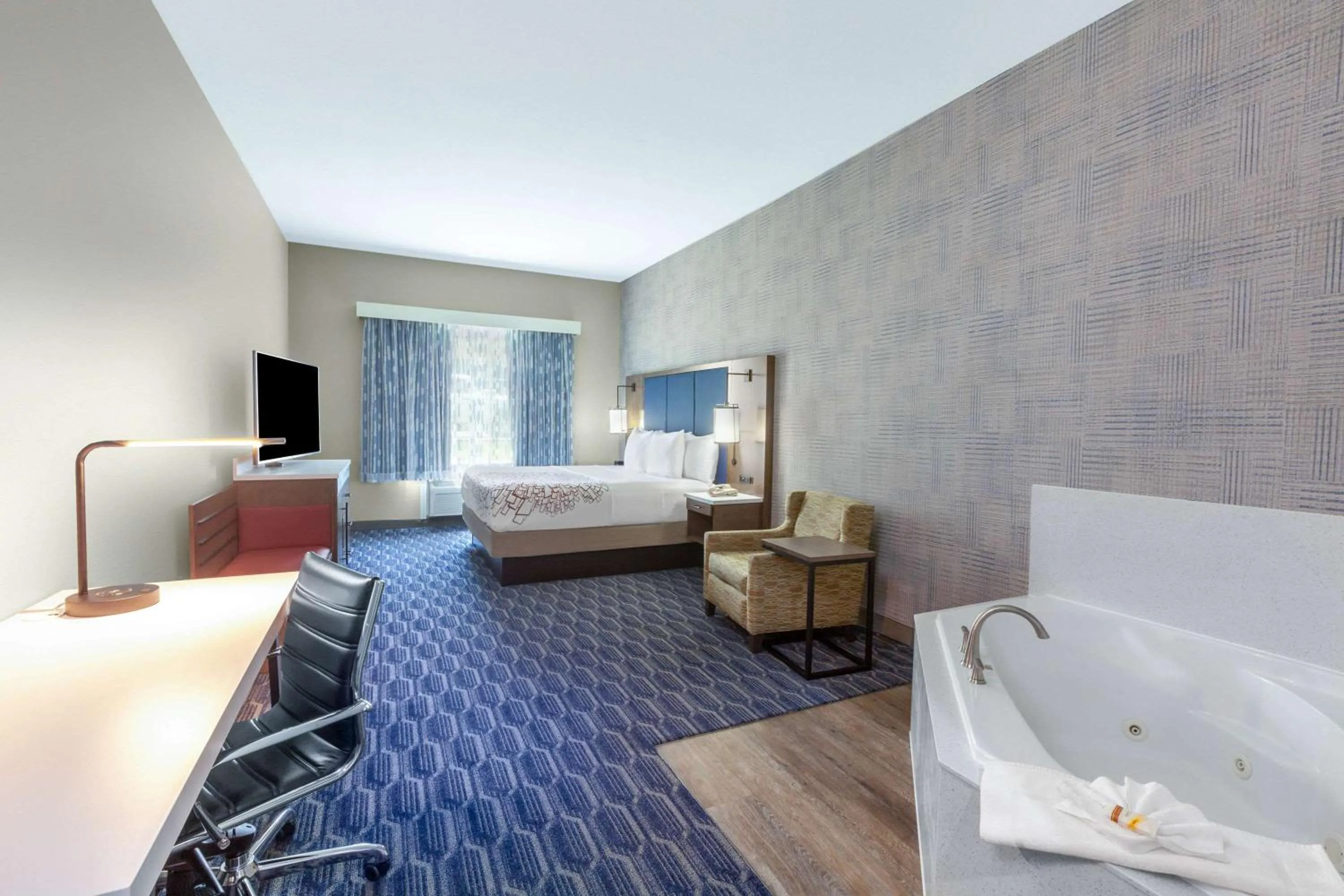 Photo of the whole room, Bed in La Quinta by Wyndham Houston Channelview