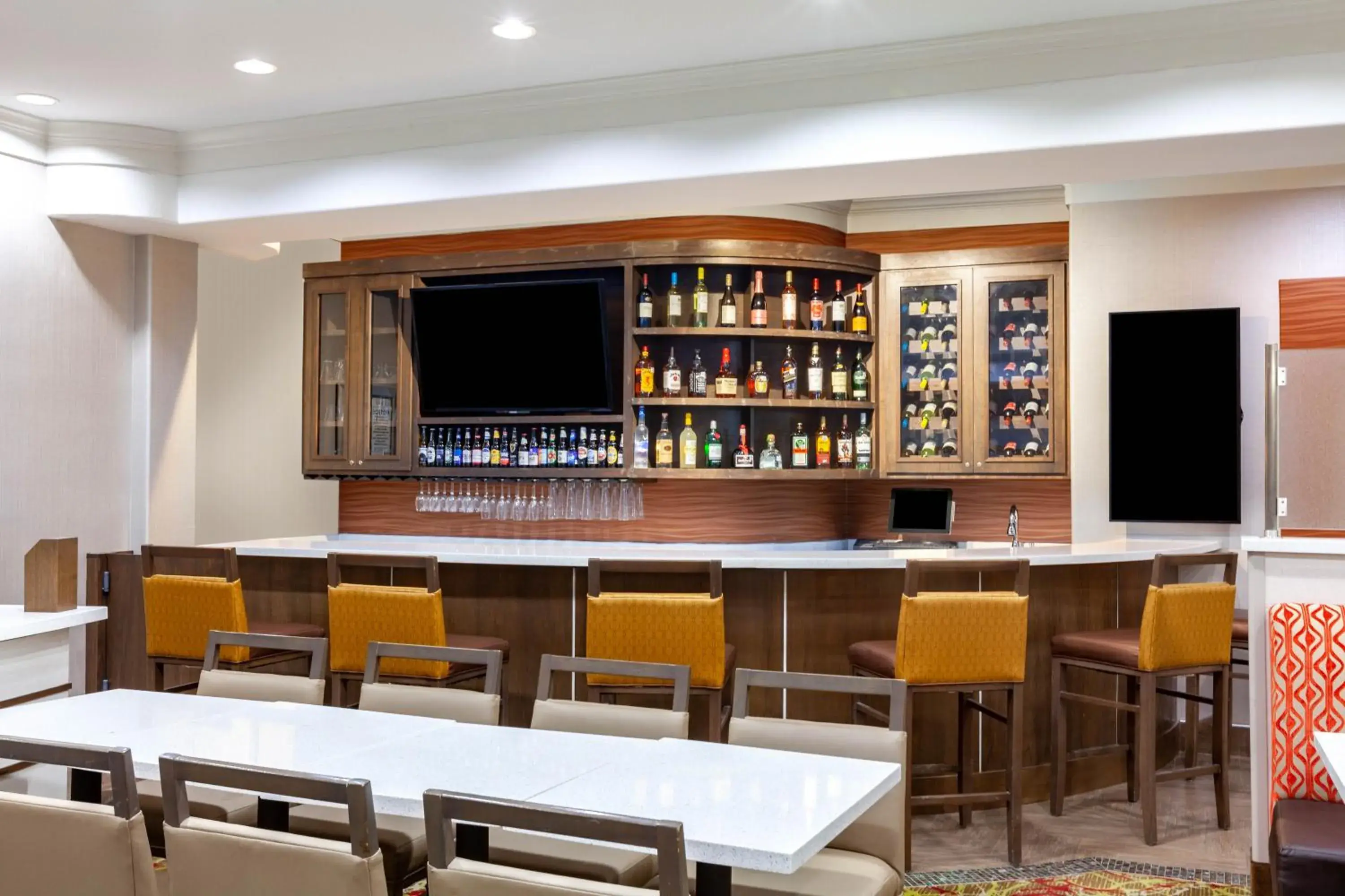 Lounge or bar in La Quinta by Wyndham Houston Channelview Lounge or bar in La Quinta by Wyndham Houston Channelview