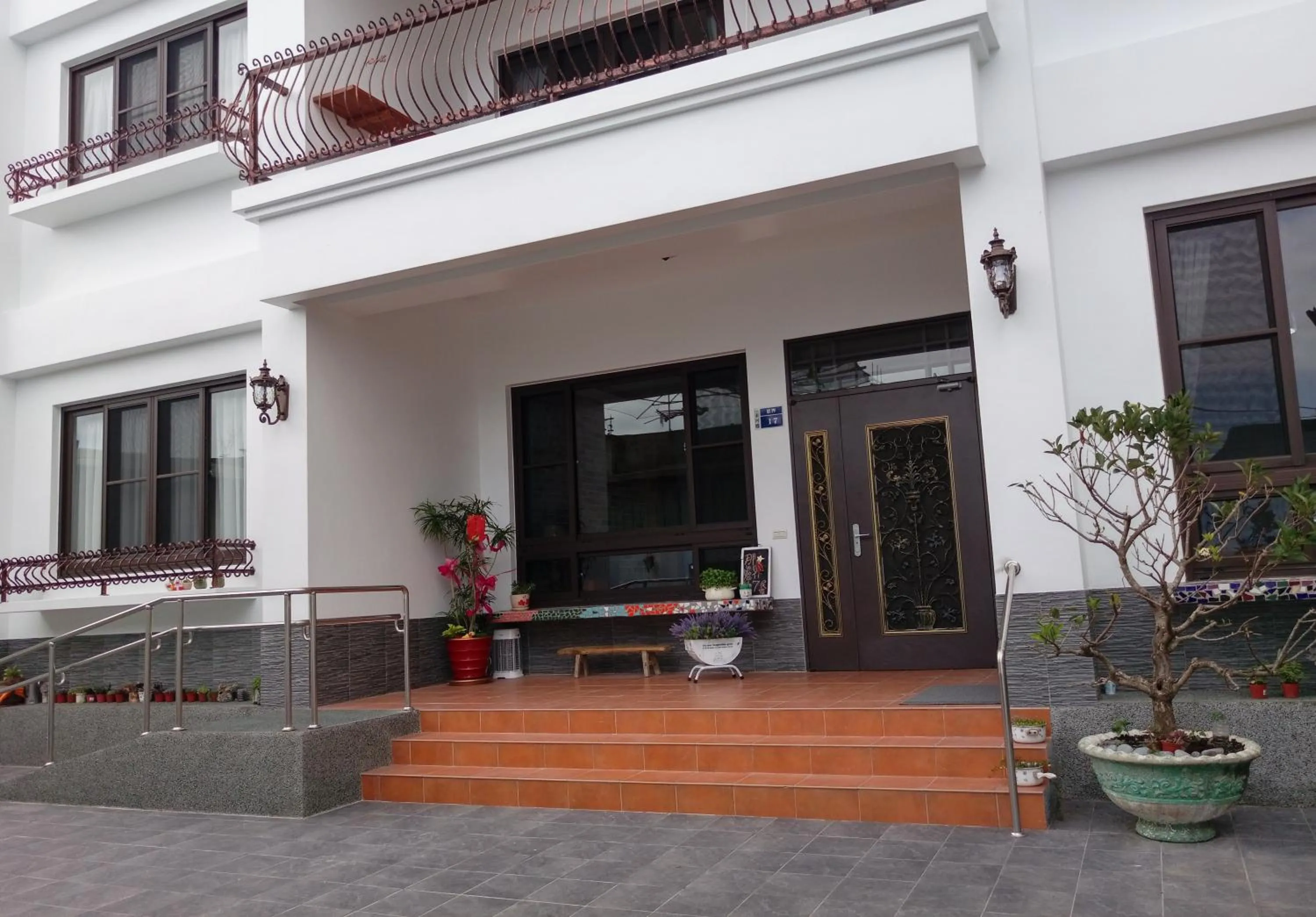 Facade/entrance in Na Jie 17