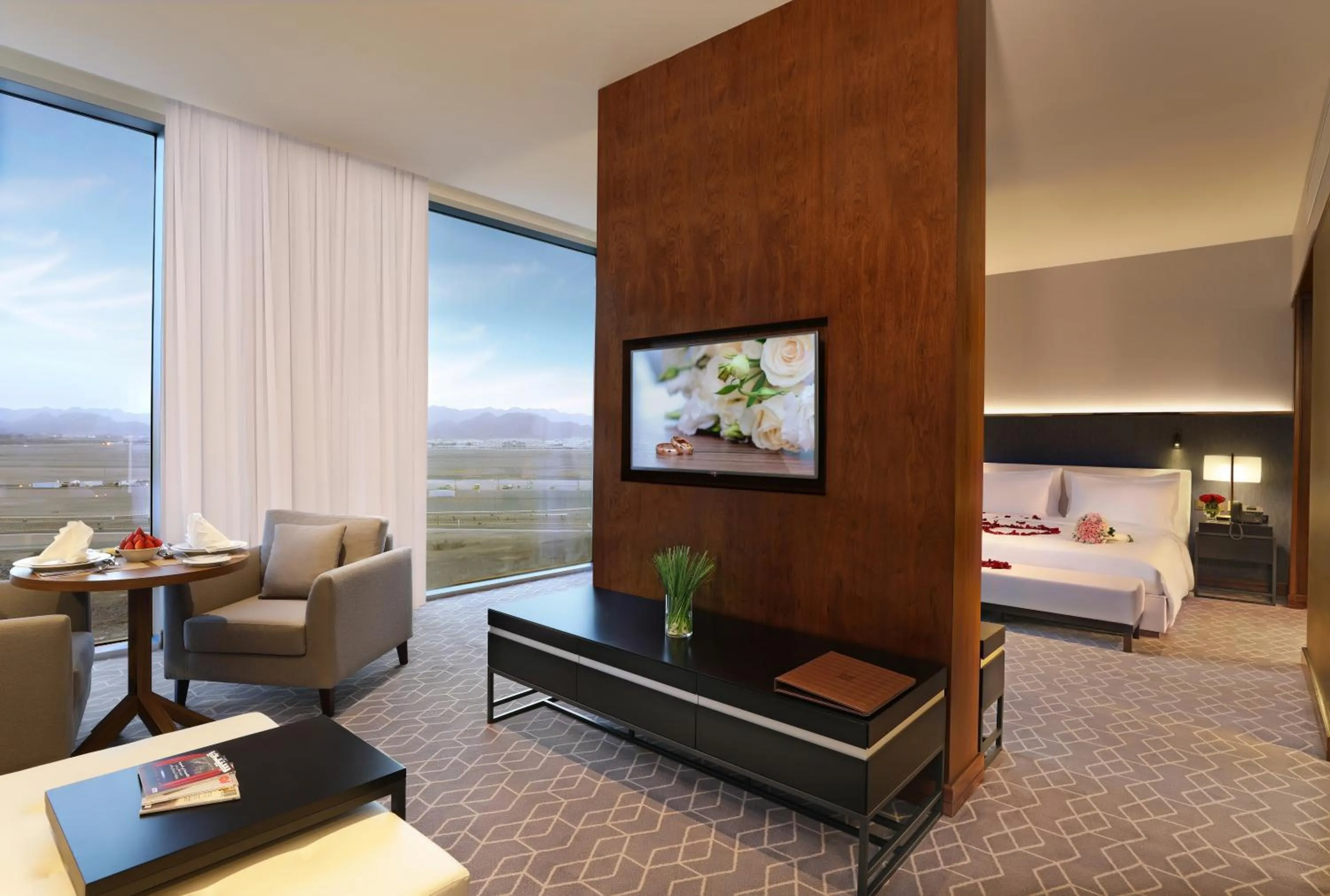 Living room, Bed in Millennium Madinah Airport