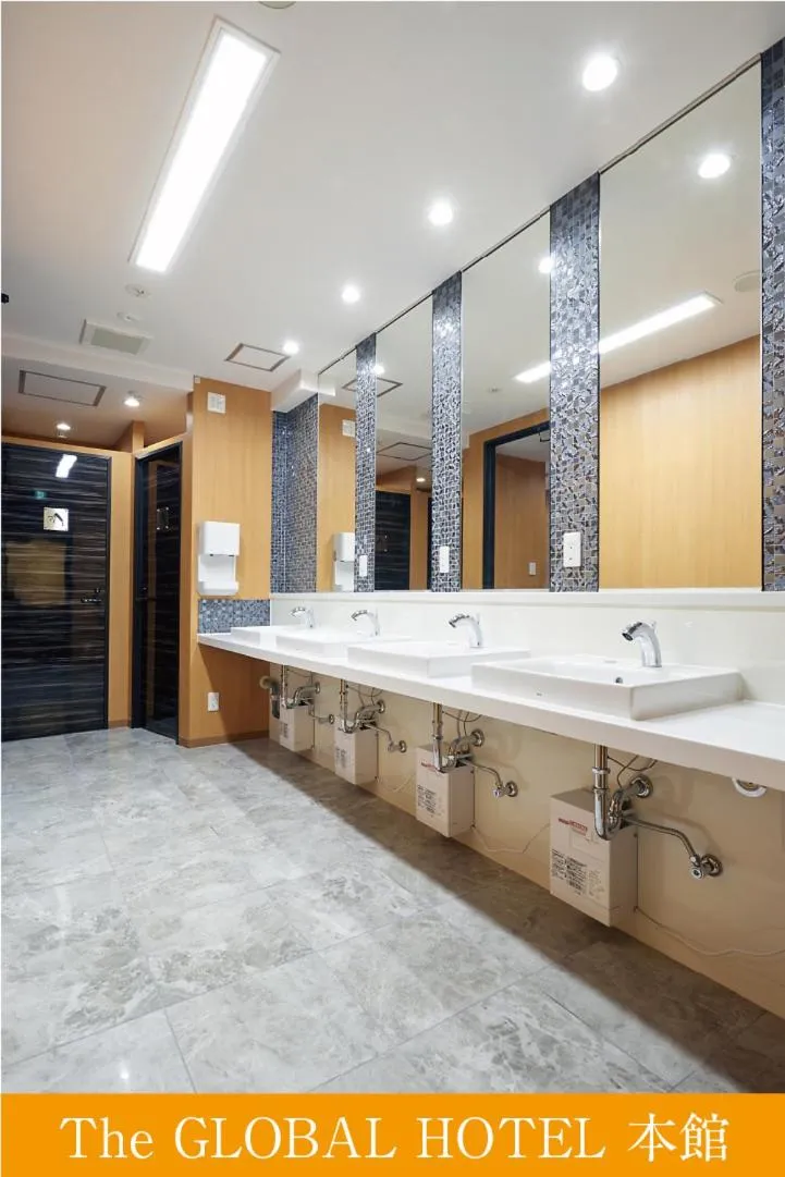 Shower in The Global Hotel Tokyo