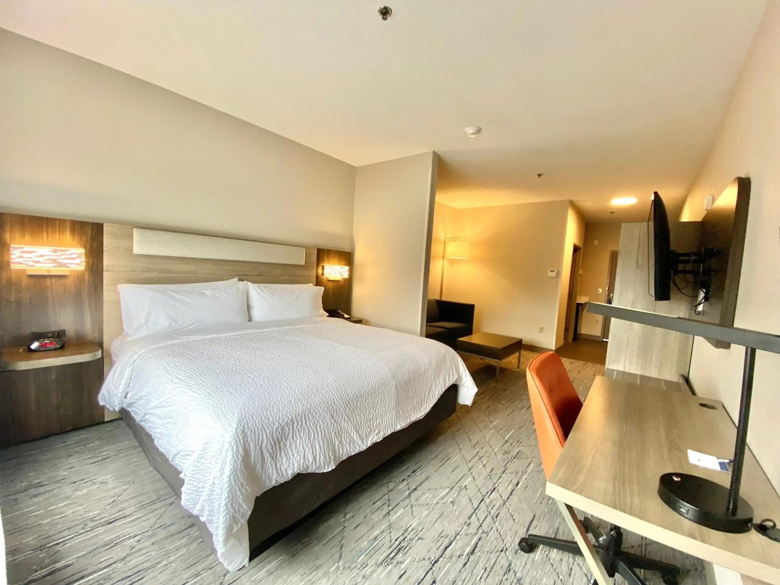 Bedroom, Bed in Holiday Inn Express & Suites Elyria by IHG Bedroom, Bed in Holiday Inn Express & Suites Elyria by IHG