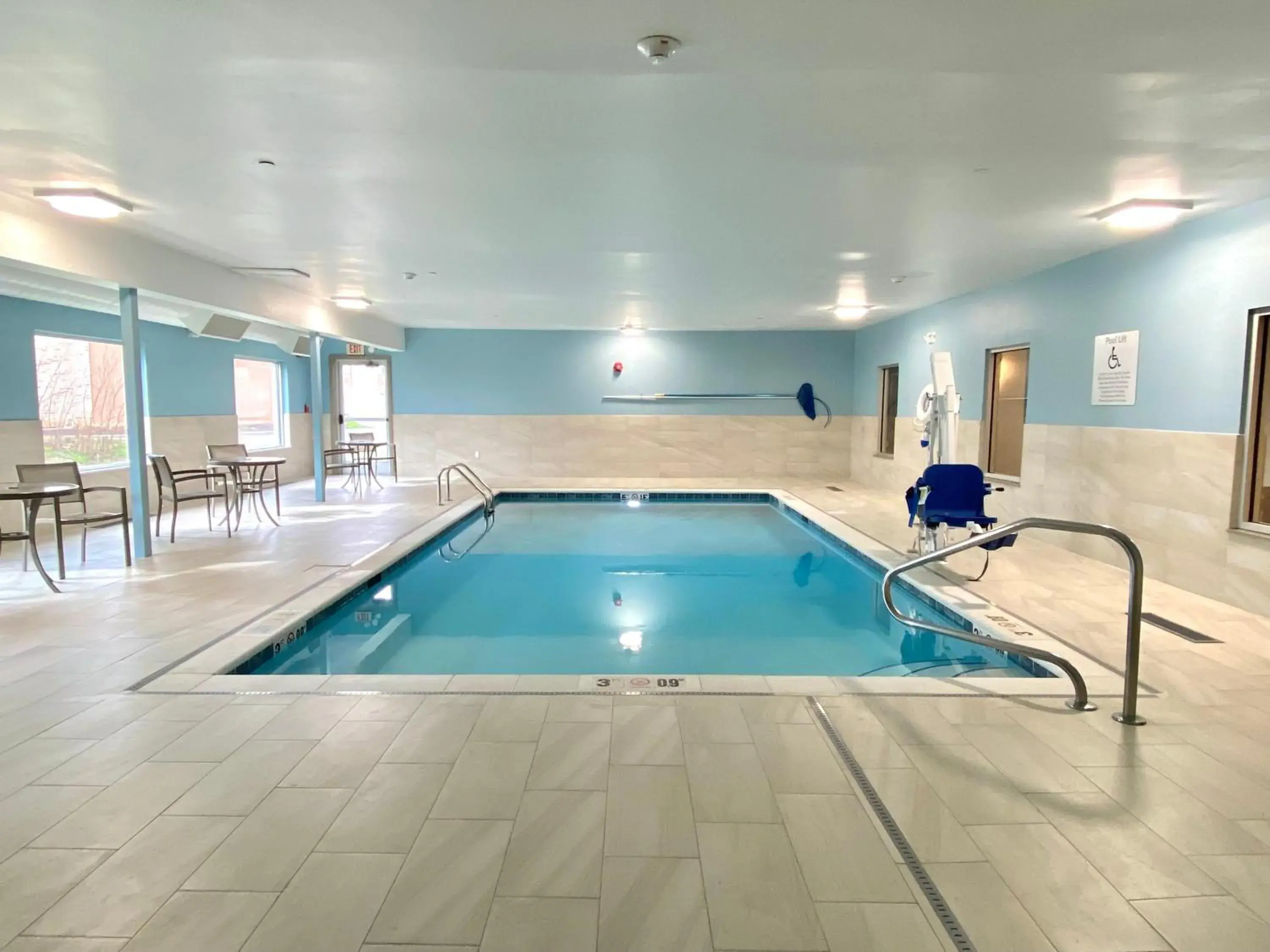 Swimming pool in Holiday Inn Express & Suites Elyria by IHG Swimming pool in Holiday Inn Express & Suites Elyria by IHG