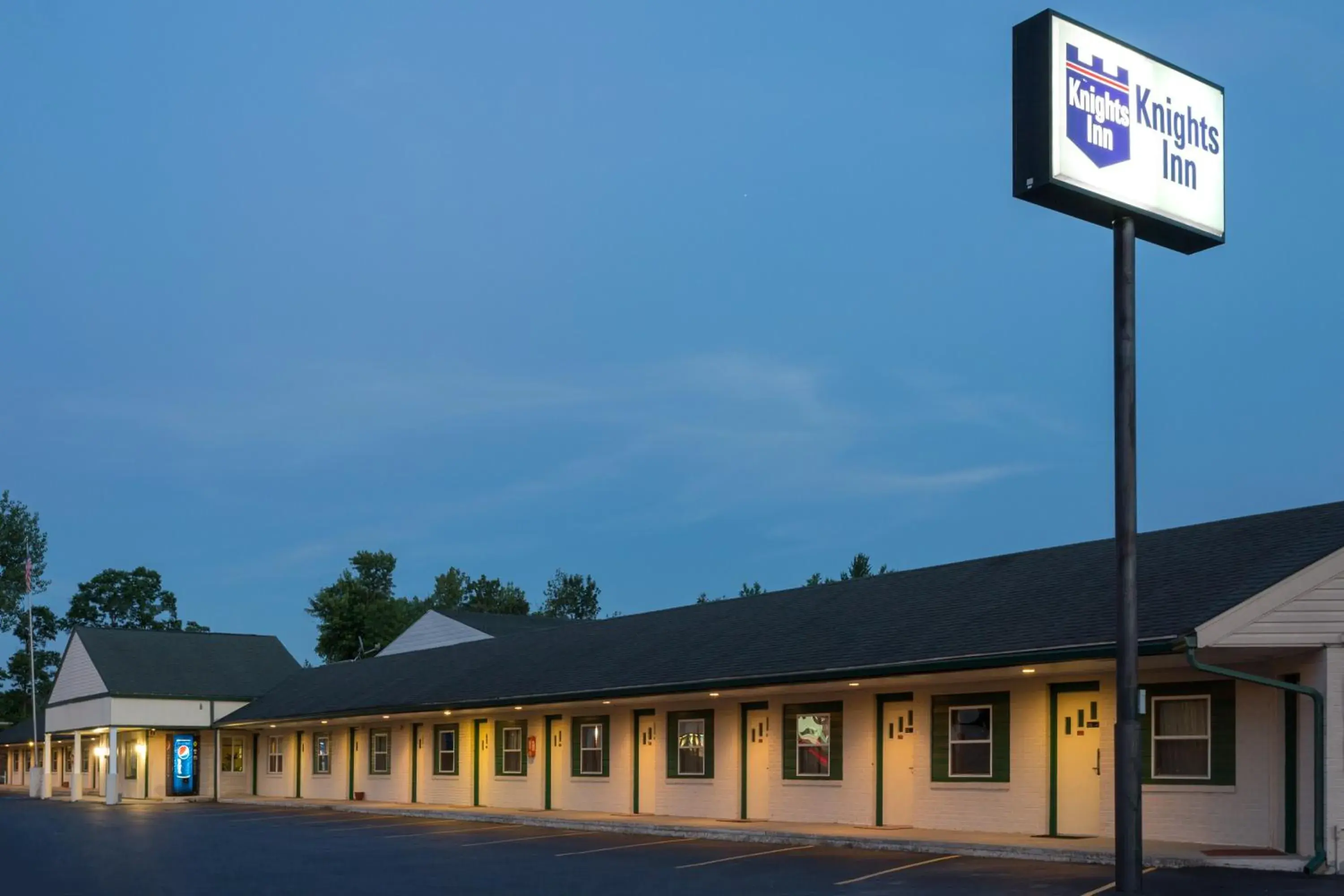 Property Building in Knights Inn Athens Property Building in Knights Inn Athens