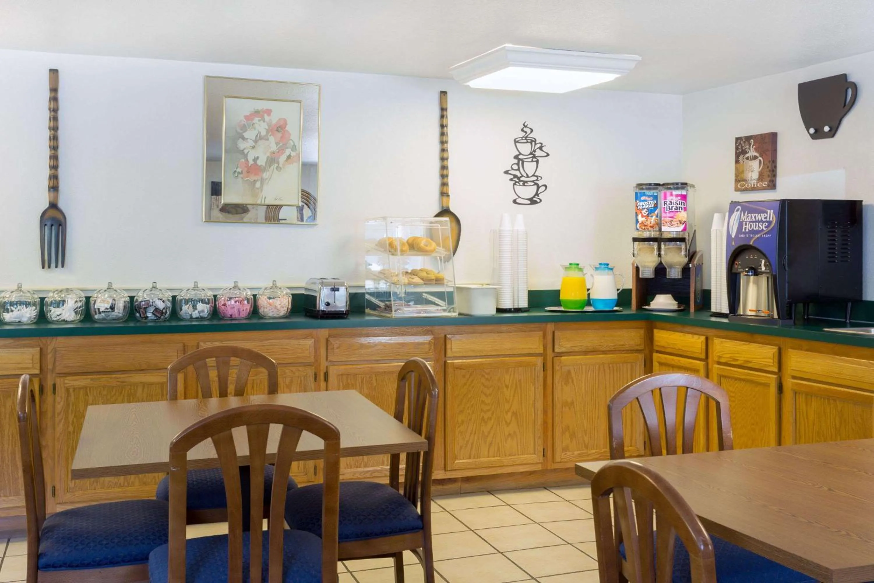 On site, Restaurant/Places to Eat in Knights Inn Athens