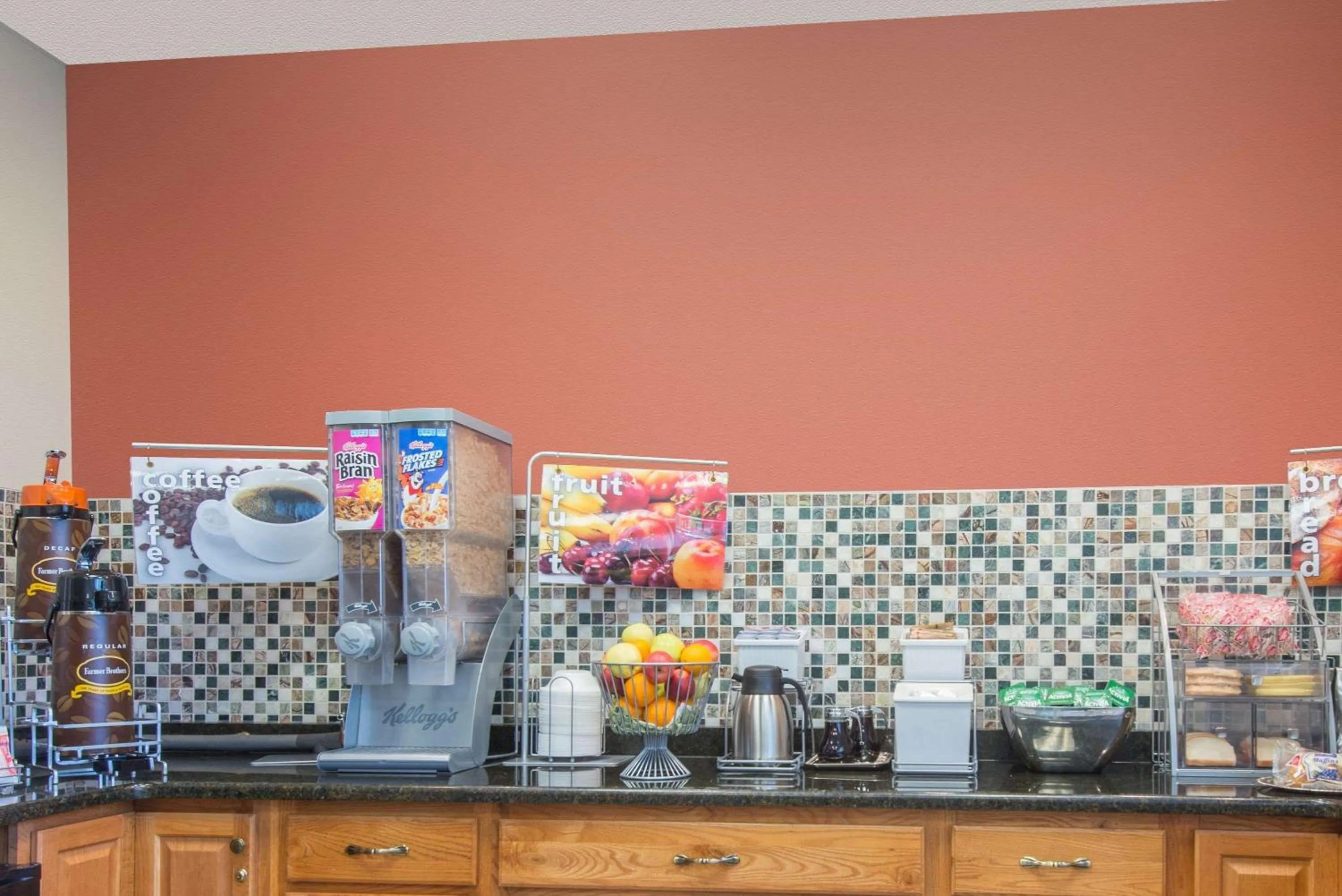 Restaurant/places to eat in Super 8 by Wyndham Youngstown/Austintown