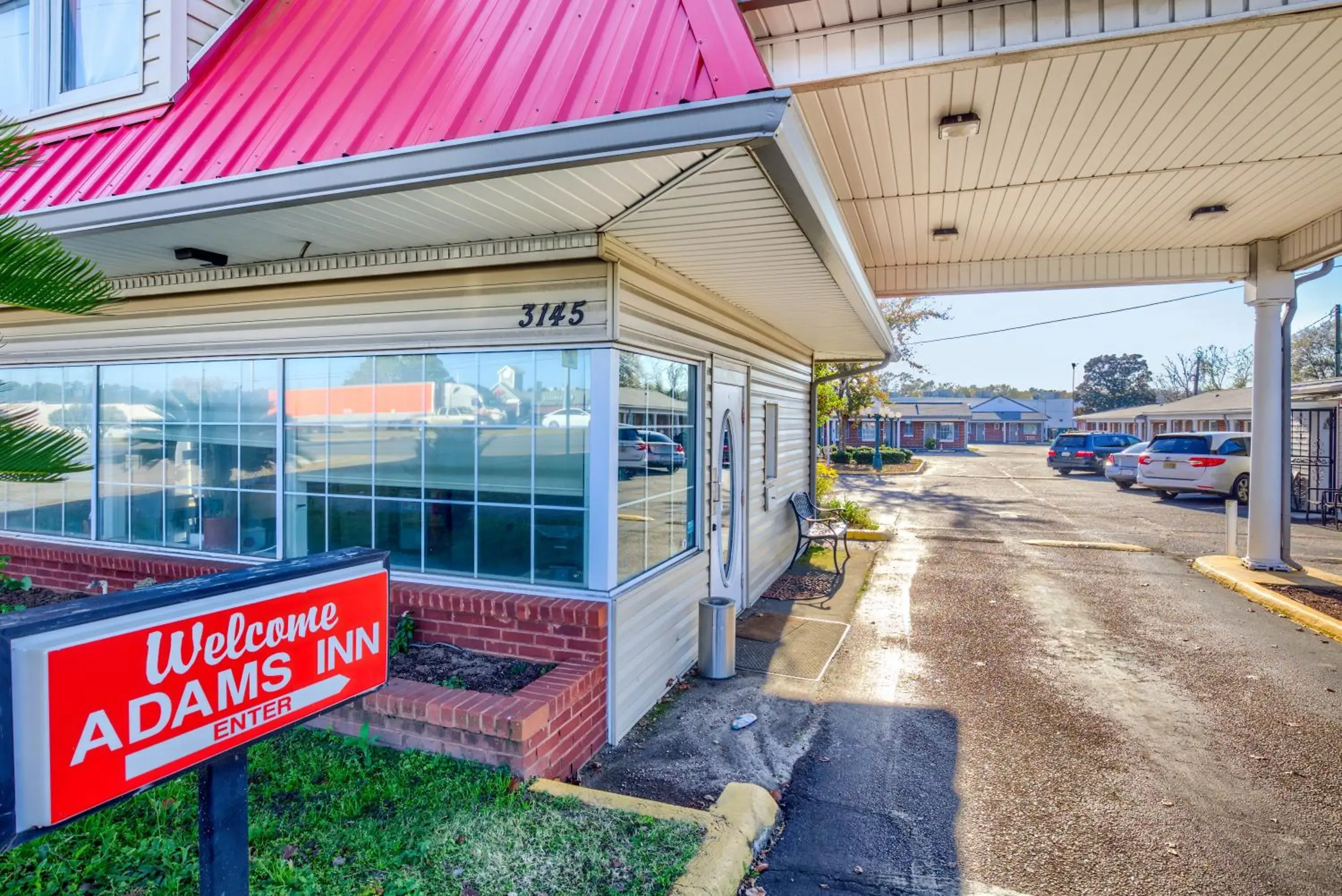 Property building in Adams Inn Property building in Adams Inn
