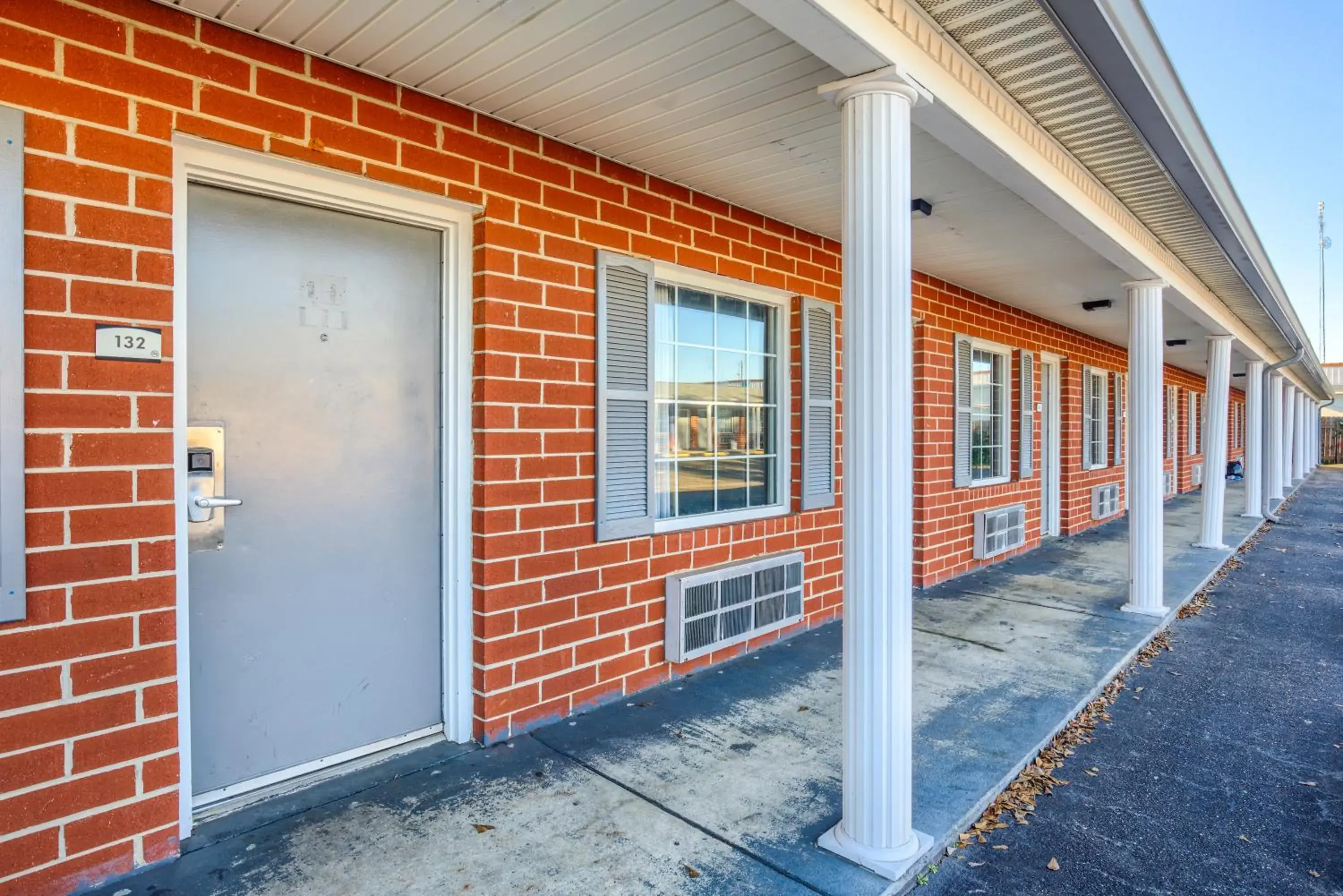 Property building in Adams Inn Property building in Adams Inn