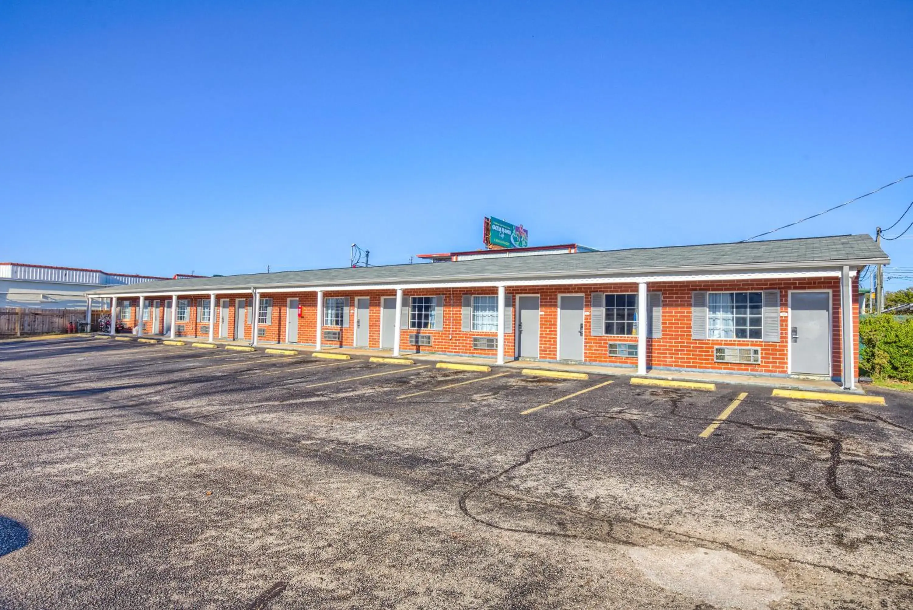 Property building in Adams Inn Property building in Adams Inn