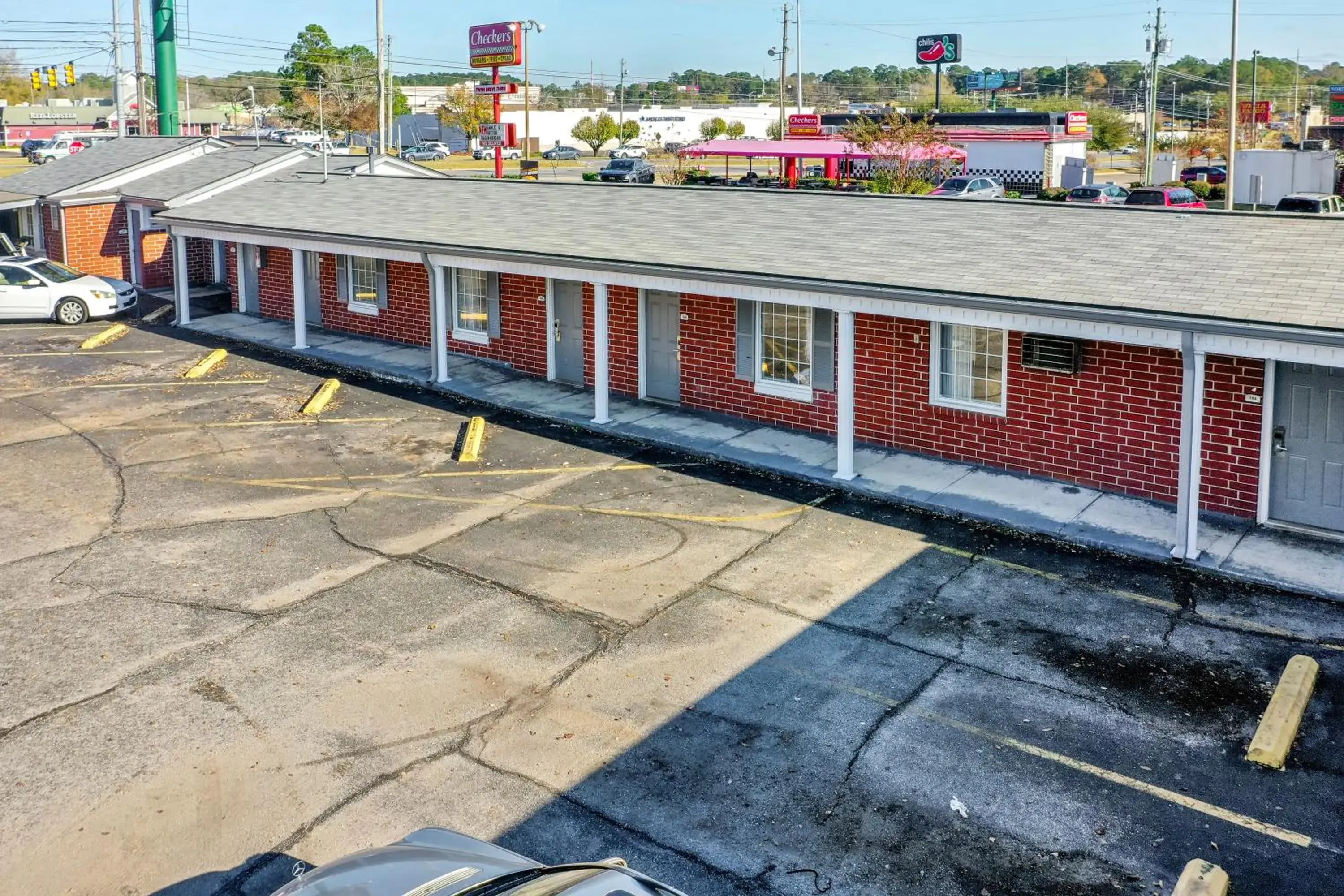 Property building in Adams Inn Property building in Adams Inn