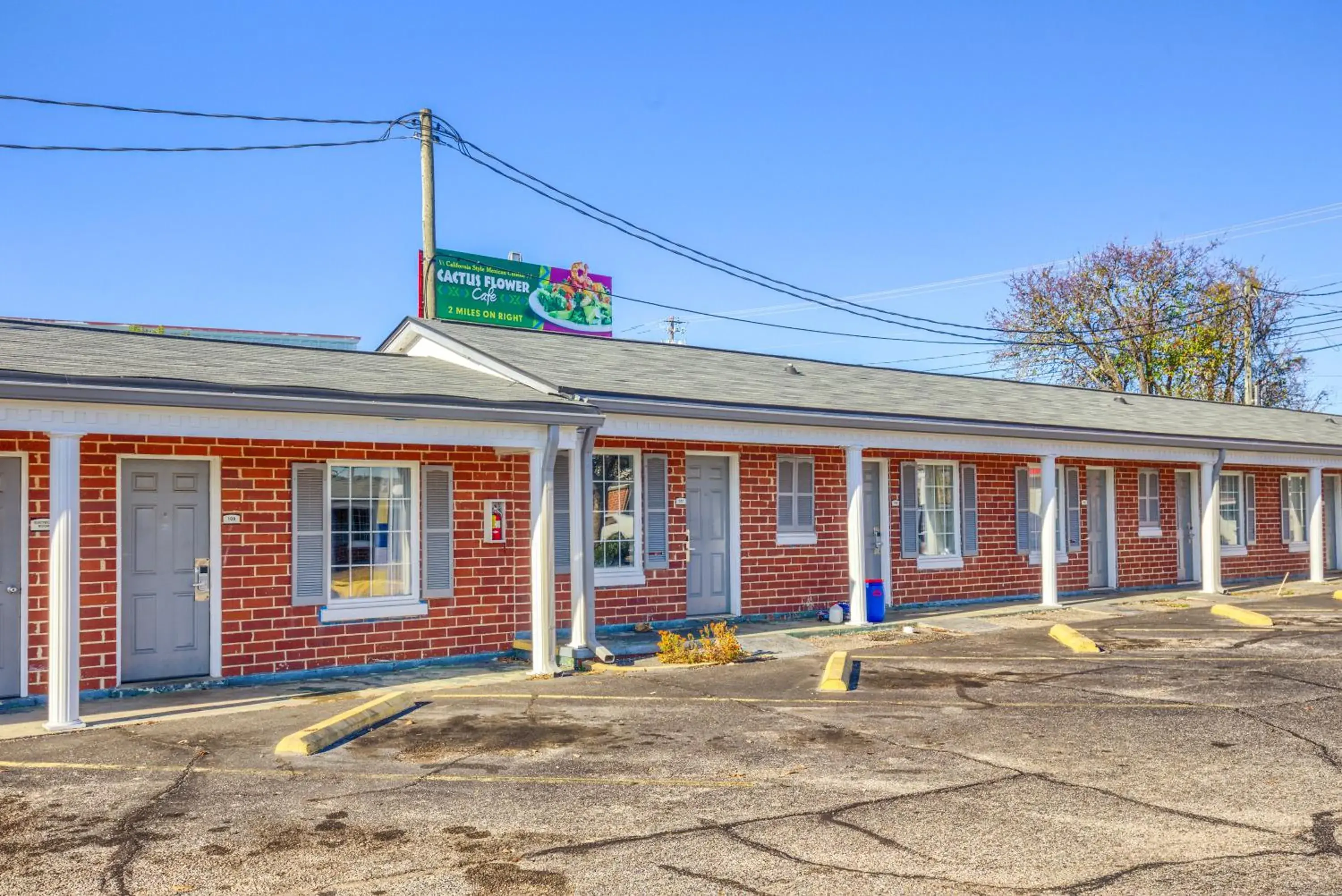 Property building in Adams Inn Property building in Adams Inn