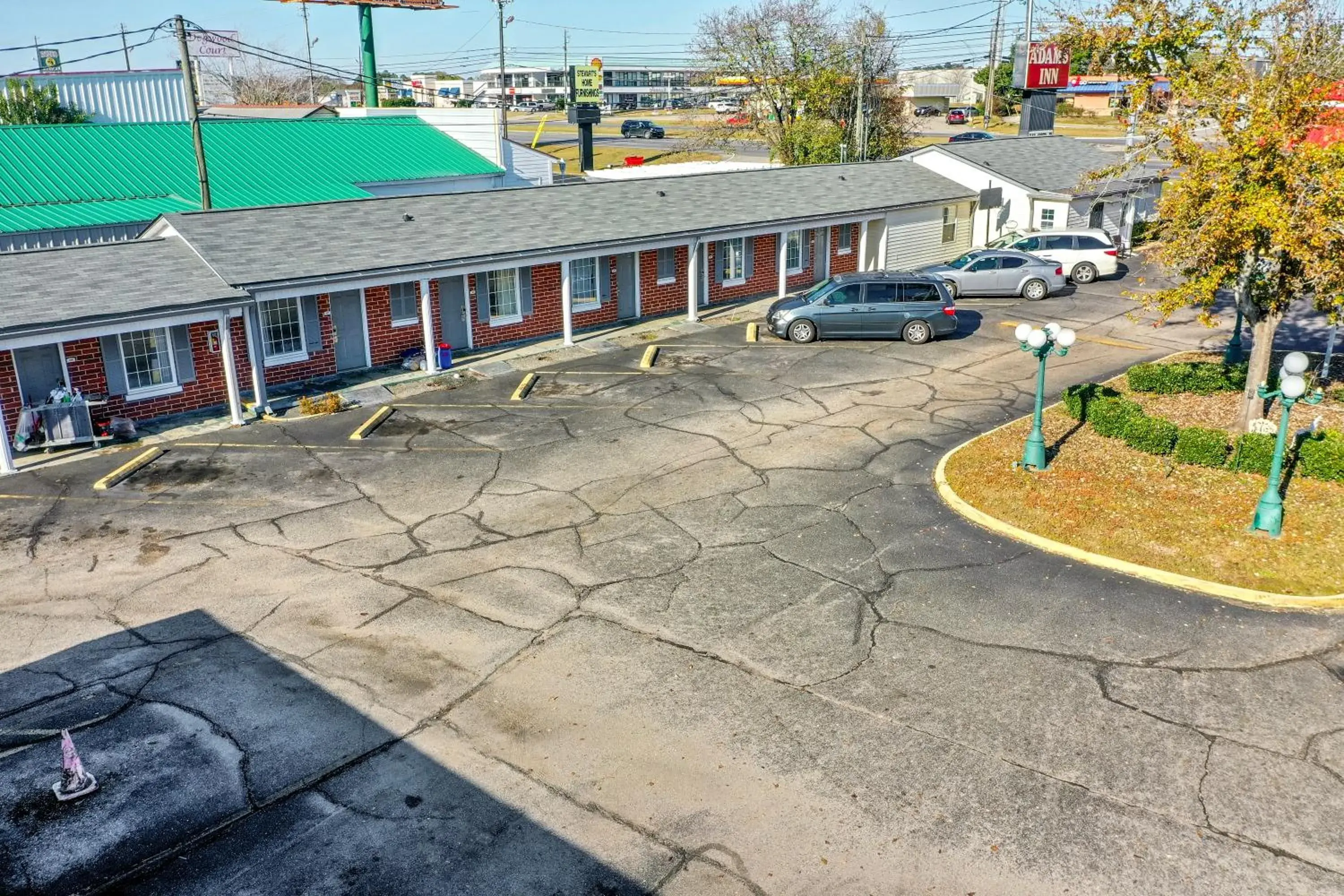 Property building in Adams Inn Property building in Adams Inn
