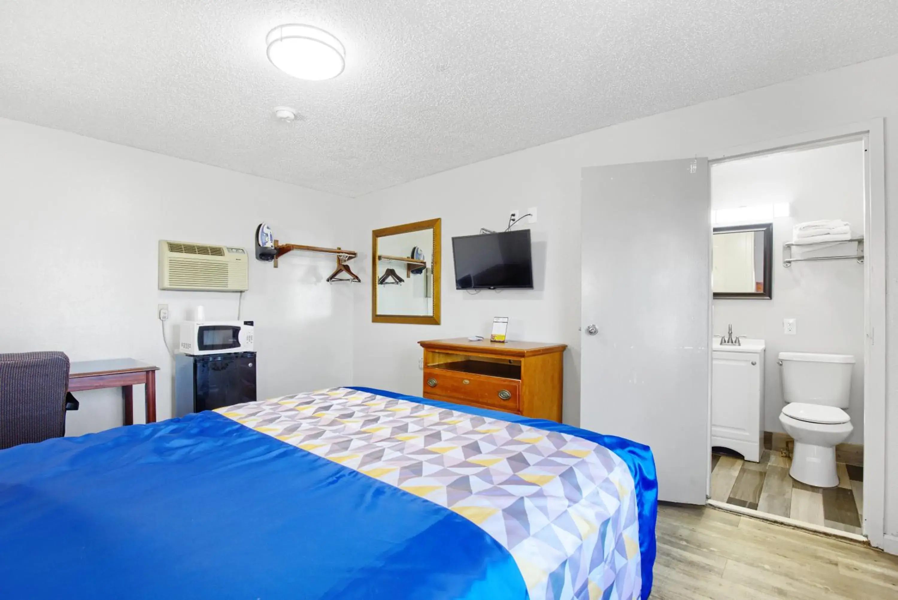 Bed in Adams Inn Bed in Adams Inn