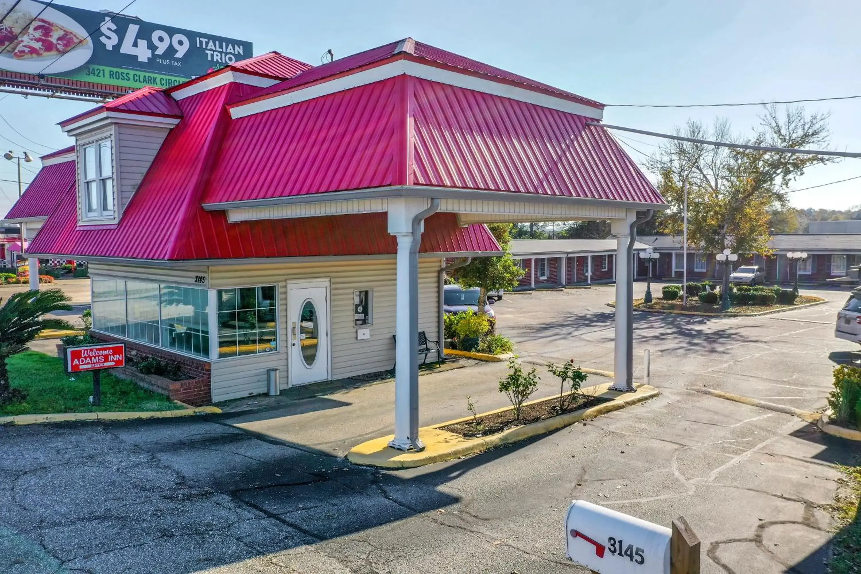 Property building in Adams Inn Property building in Adams Inn