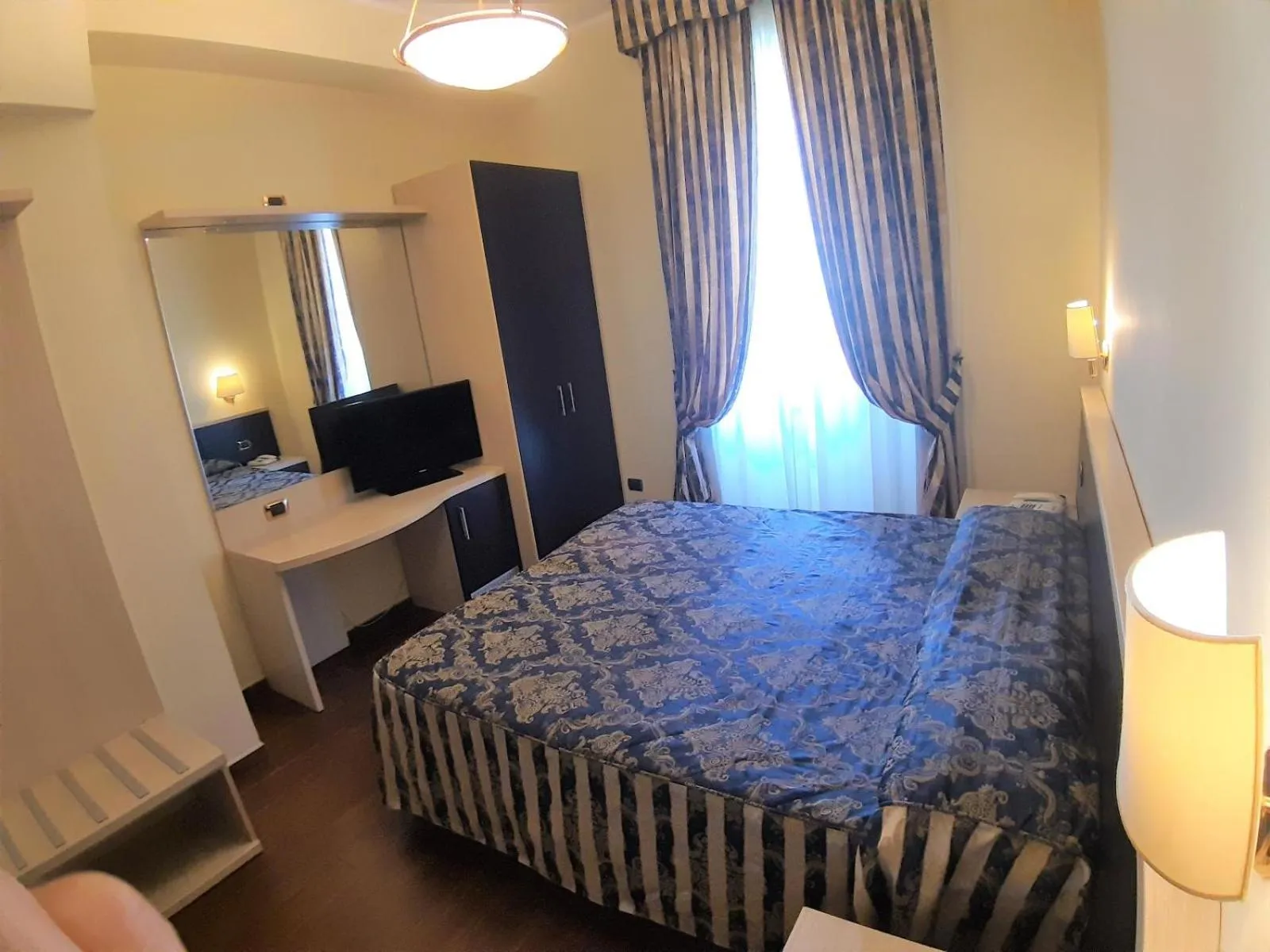 Photo of the whole room, Bed in Colosseo Roma