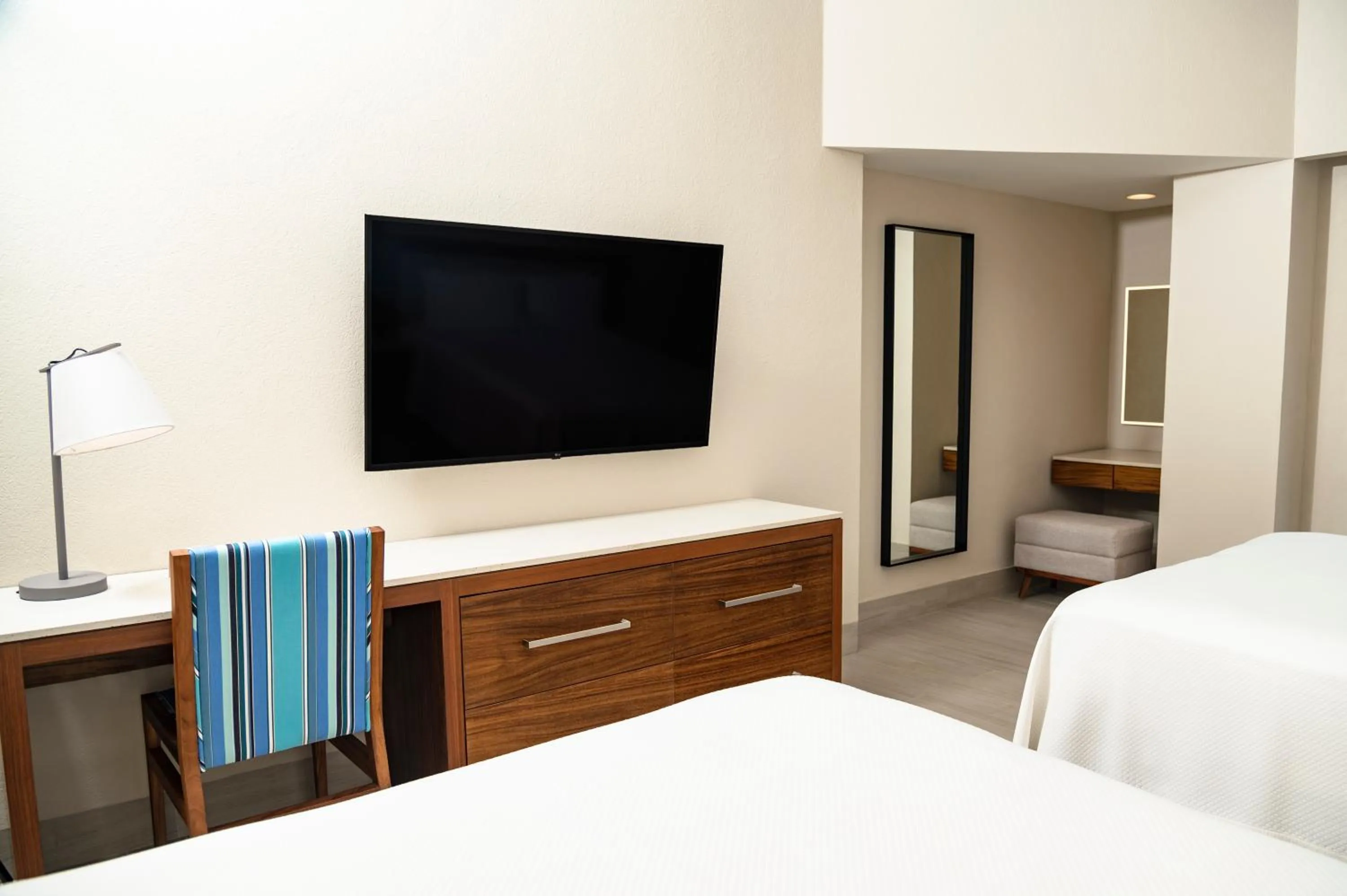 Communal lounge/ TV room, Bed in Emporio Cancun - Buy All Inclusive Option