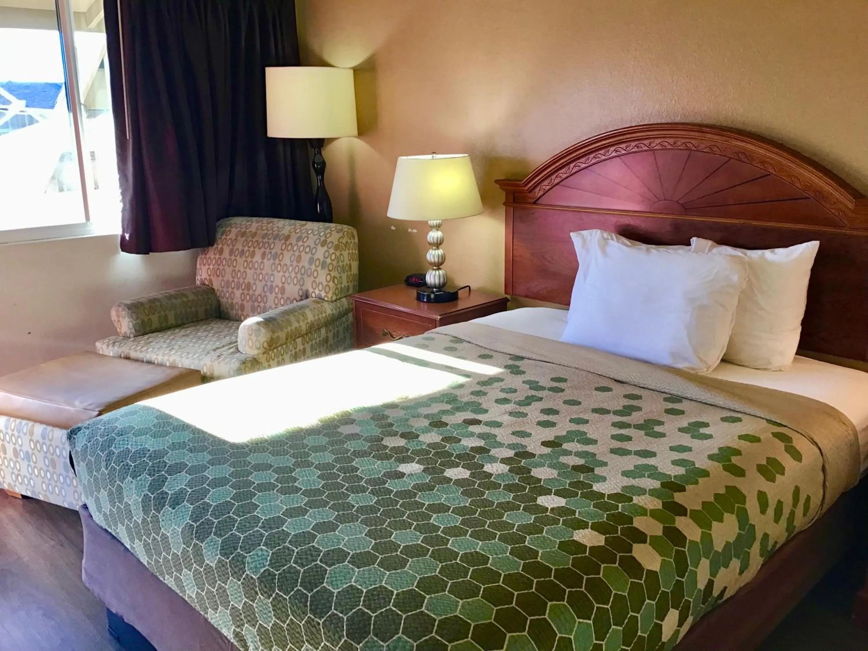 Photo of the whole room, Bed in SilverStone Lite