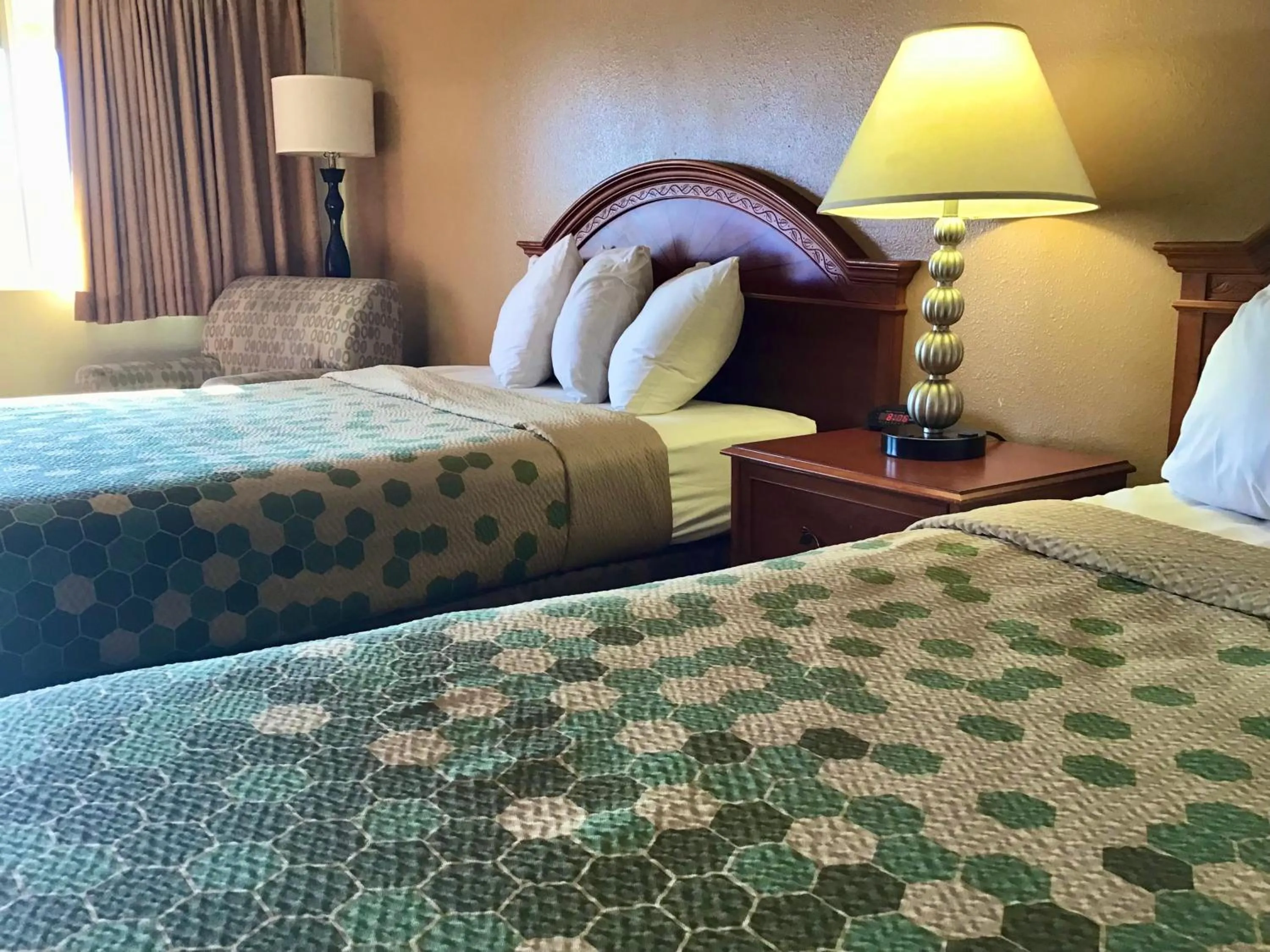 Photo of the whole room, Bed in SilverStone Lite