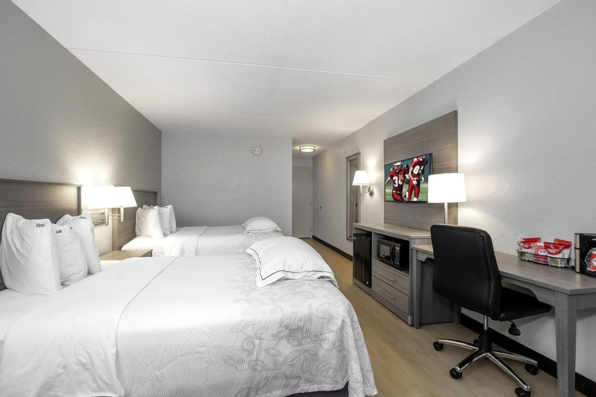 Photo of the whole room, Bed in Red Roof Inn PLUS Boston - Mansfield - Foxboro