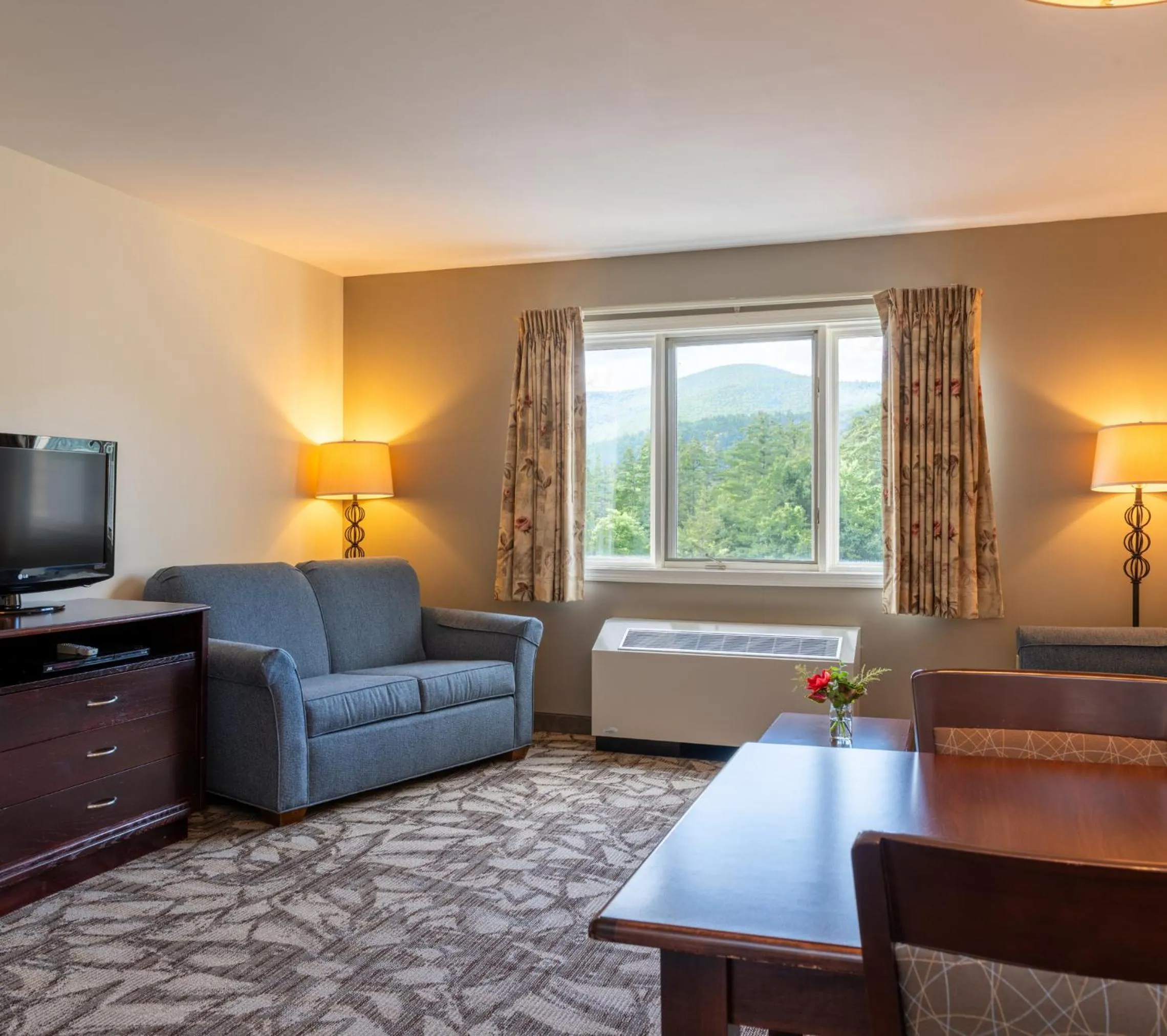 Living room, Bed in Grand Summit Hotel at Attitash
