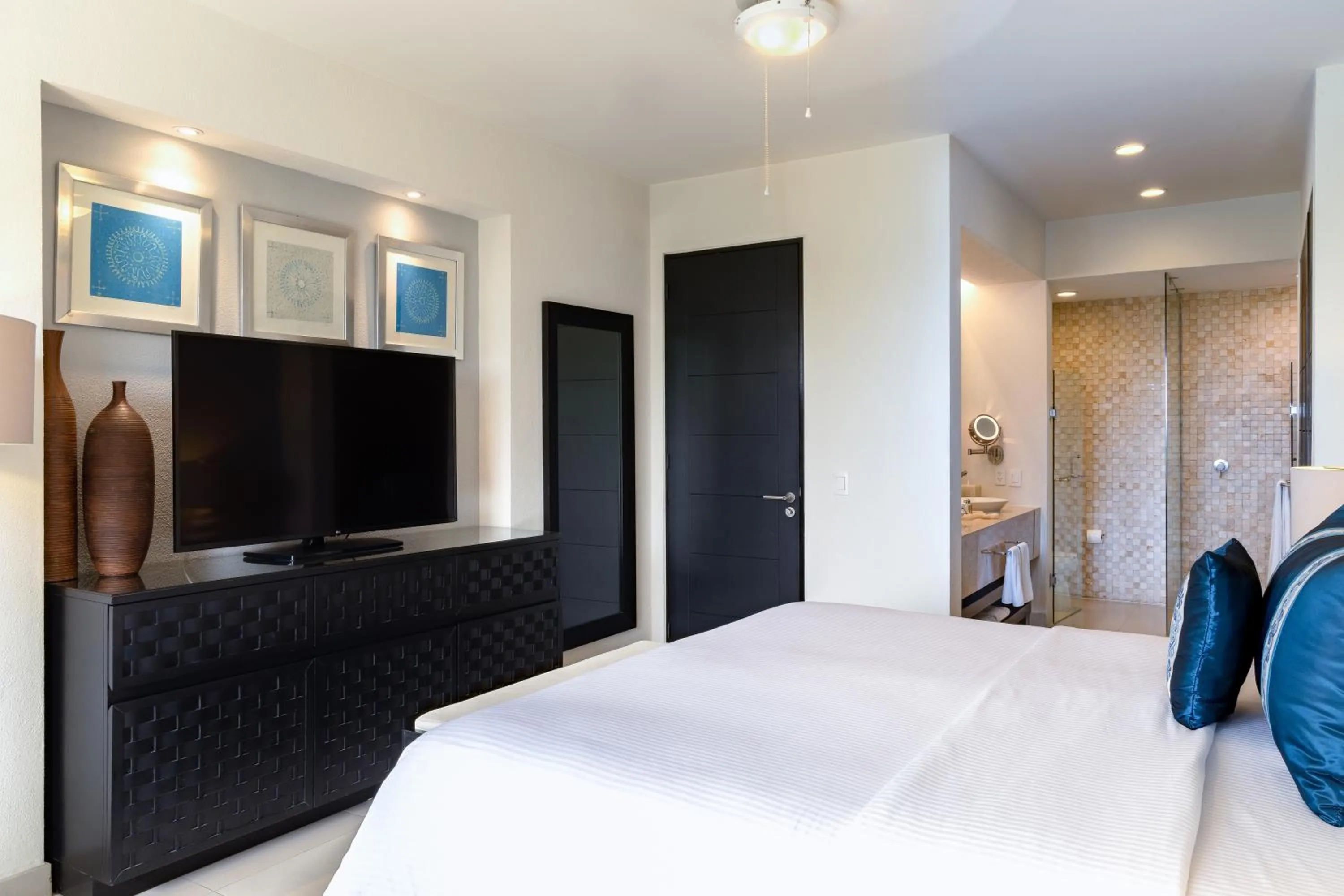 Bedroom, Bed in Marival Distinct All-Suites & World Spa - Handwritten Collection