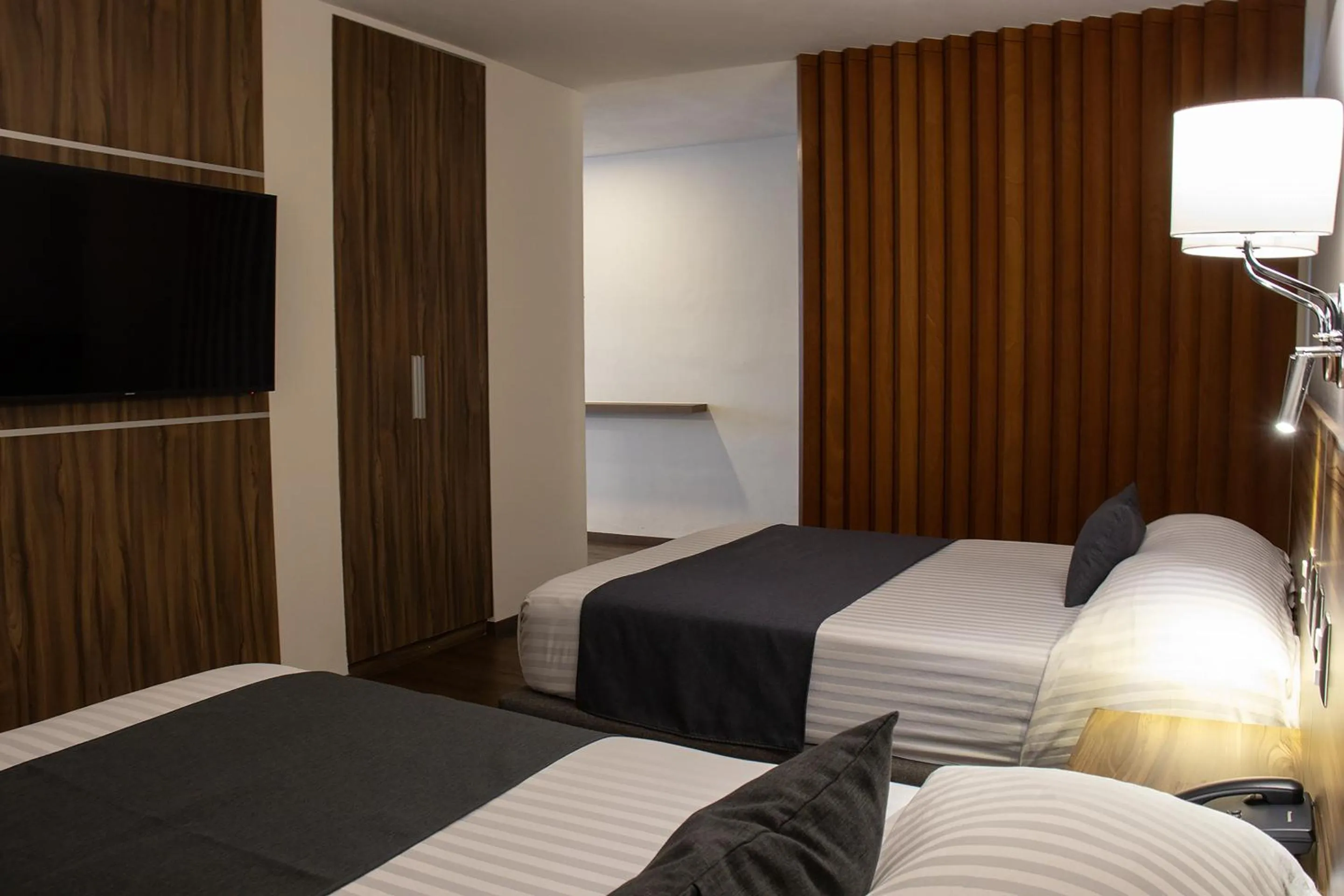 TV and multimedia, Bed in Estanza Hotel & Suites