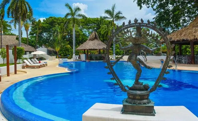 Swimming pool in Pacifica Resort Ixtapa